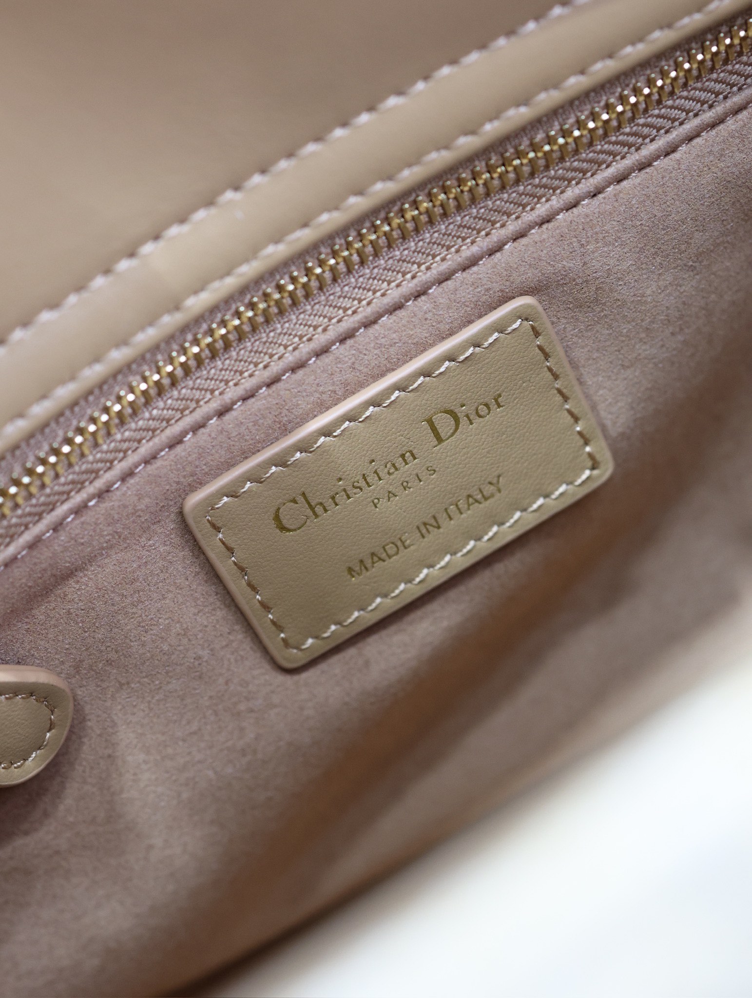 P1380 5-compartment Lady Dior bag "Raffia Rattan Check" This Lady Dior bag highlights the minimalist aesthetic of the Lady Dior collection and focuses on Dior's profound vision of elegance and beauty, crafted in beige raffia and adorned with a Graphic Rattan Check pattern, in a sleek 3D version of Dior's iconic motifs, with a camel leather D.I.O.R. charm that adds a touch of movement to the silhouette. I.O.R. charm adds a touch of movement to the delicate silhouetteMedium size with adjustable, detachable leather shoulder strapCan be carried by hand, over the shoulder or across the bodyIdeal for everyday stylingAdjustable, detachable leather shoulder strapModel No.: 0565Measurements: 24 x 20 x 11 cm (L x H x W)-High-Fashion Factory