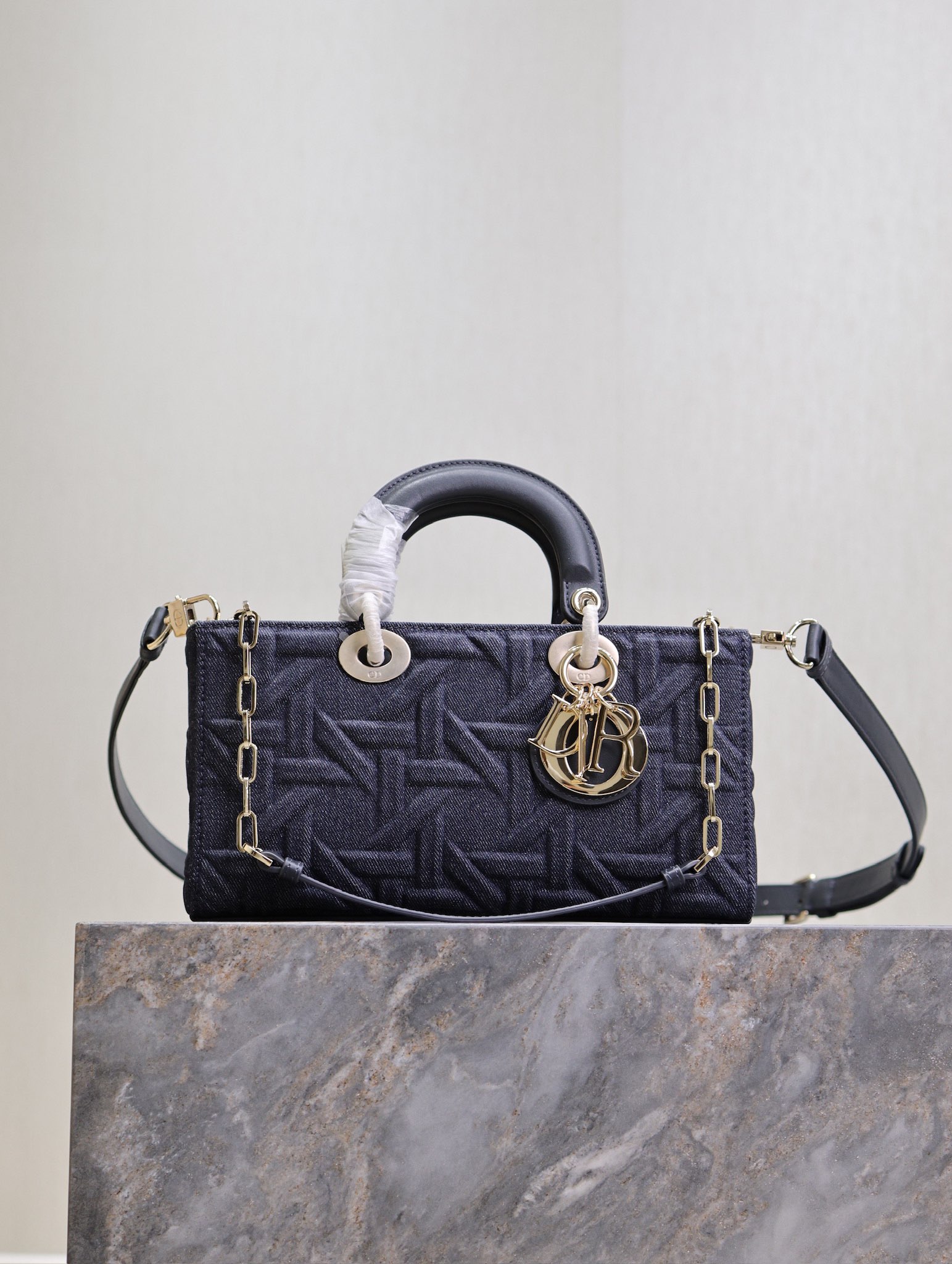 P1340 💯Medium Lady D-Joy Handbag "Denim Pressed" This Lady D-Joy handbag highlights the minimalist aesthetic of the Lady Dior collection, which focuses on Dior's vision of elegance and beauty, crafted in materials such as blue denim and adorned with Graphic rattan check pattern, in a stylish version with a 3D effect. Dior's classic motifsMedium size with detachable chain shoulder strap and adjustable, detachable leather shoulder strapCan be carried by hand, over the shoulder or across the bodyIdeal for everyday stylingDetachable chain shoulder strapAdjustable, detachable leather shoulder strapModel No.: 0613Dimensions: 26 x 13.5 x 5 cm (L x H x W)Holds 1 cell phone, 1 card holder, sunglasses and lipstick-High-quality imitation factory