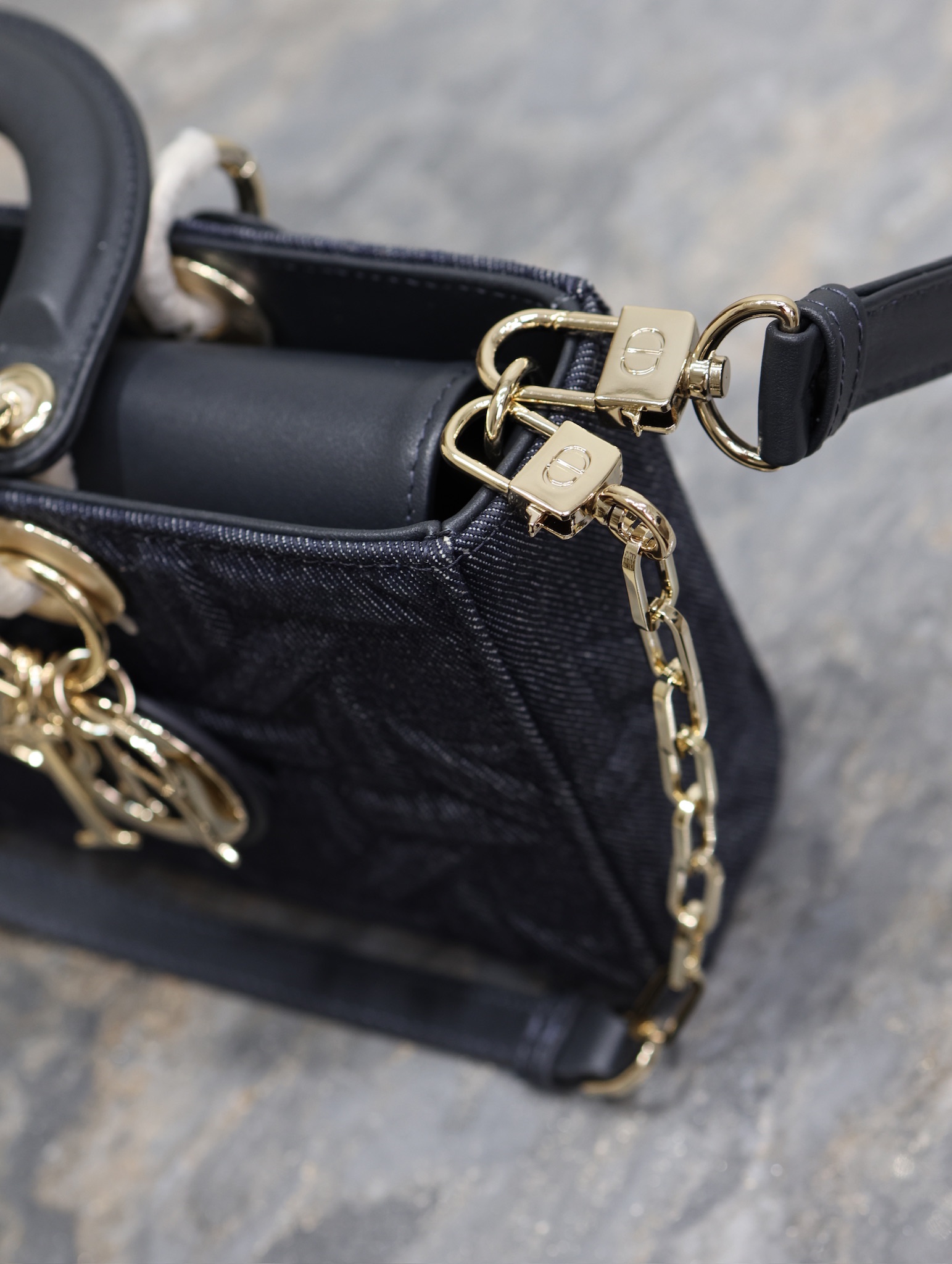 P1340 💯Medium Lady D-Joy Handbag "Denim Pressed" This Lady D-Joy handbag highlights the minimalist aesthetic of the Lady Dior collection, which focuses on Dior's vision of elegance and beauty, crafted in materials such as blue denim and adorned with Graphic rattan check pattern, in a stylish version with a 3D effect. Dior's classic motifsMedium size with detachable chain shoulder strap and adjustable, detachable leather shoulder strapCan be carried by hand, over the shoulder or across the bodyIdeal for everyday stylingDetachable chain shoulder strapAdjustable, detachable leather shoulder strapModel No.: 0613Dimensions: 26 x 13.5 x 5 cm (L x H x W)Holds 1 cell phone, 1 card holder, sunglasses and lipstick-High-quality imitation factory