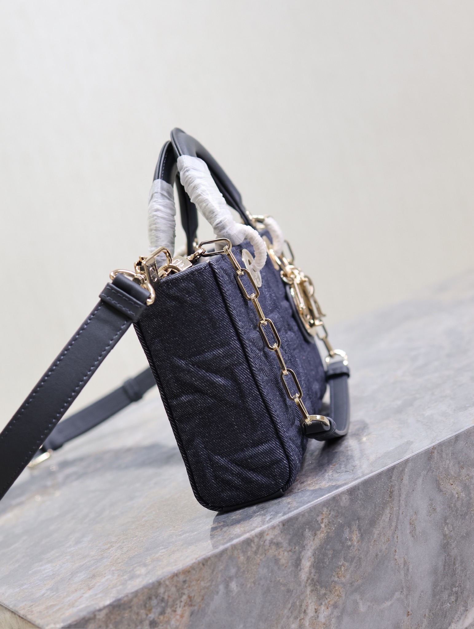 P1340 💯Medium Lady D-Joy Handbag "Denim Pressed" This Lady D-Joy handbag highlights the minimalist aesthetic of the Lady Dior collection, which focuses on Dior's vision of elegance and beauty, crafted in materials such as blue denim and adorned with Graphic rattan check pattern, in a stylish version with a 3D effect. Dior's classic motifsMedium size with detachable chain shoulder strap and adjustable, detachable leather shoulder strapCan be carried by hand, over the shoulder or across the bodyIdeal for everyday stylingDetachable chain shoulder strapAdjustable, detachable leather shoulder strapModel No.: 0613Dimensions: 26 x 13.5 x 5 cm (L x H x W)Holds 1 cell phone, 1 card holder, sunglasses and lipstick-High-quality imitation factory