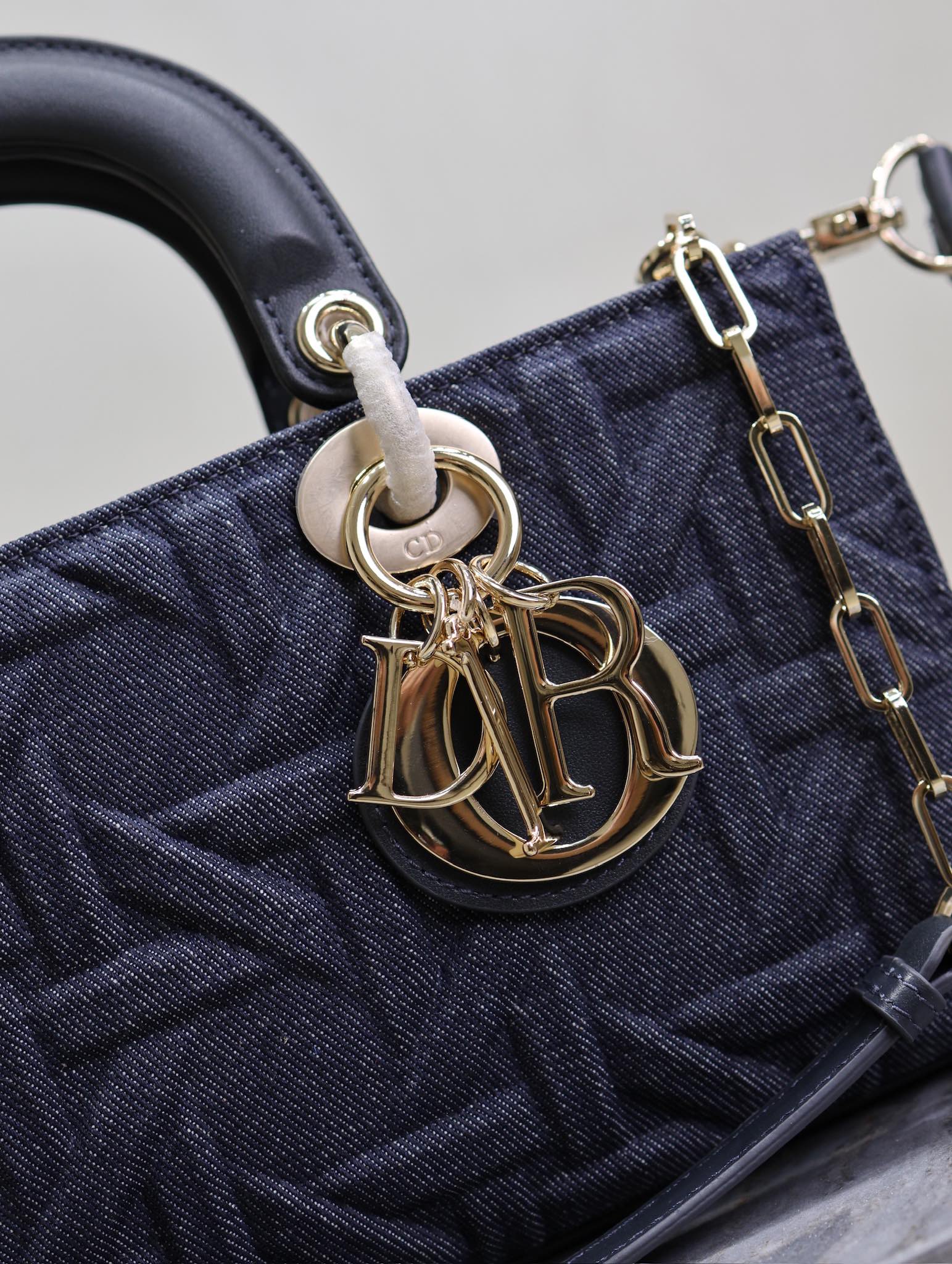 P1340 💯Medium Lady D-Joy Handbag "Denim Pressed" This Lady D-Joy handbag highlights the minimalist aesthetic of the Lady Dior collection, which focuses on Dior's vision of elegance and beauty, crafted in materials such as blue denim and adorned with Graphic rattan check pattern, in a stylish version with a 3D effect. Dior's classic motifsMedium size with detachable chain shoulder strap and adjustable, detachable leather shoulder strapCan be carried by hand, over the shoulder or across the bodyIdeal for everyday stylingDetachable chain shoulder strapAdjustable, detachable leather shoulder strapModel No.: 0613Dimensions: 26 x 13.5 x 5 cm (L x H x W)Holds 1 cell phone, 1 card holder, sunglasses and lipstick-High-quality imitation factory