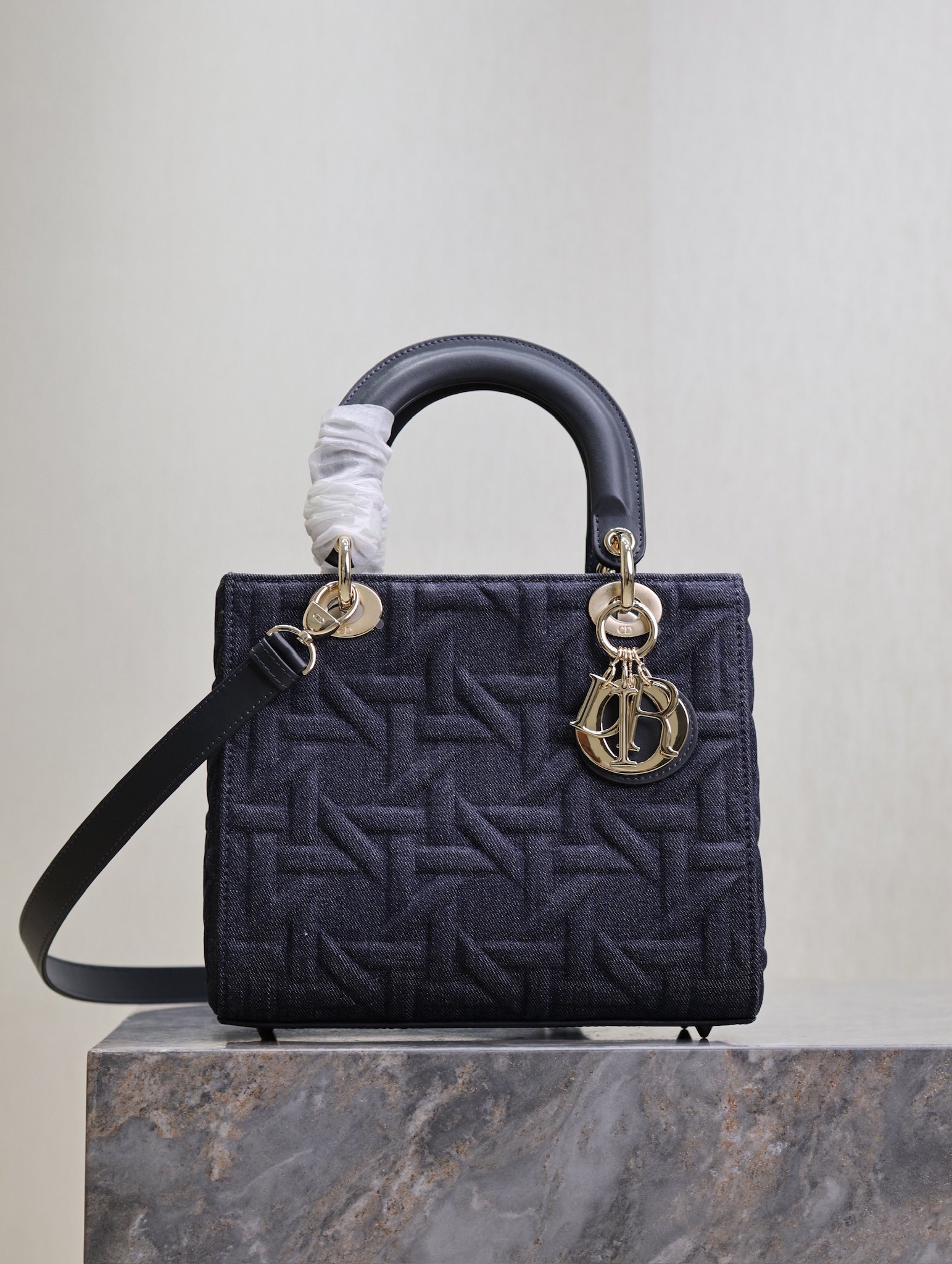 P1380 💯Five compartments Lady Dior bag "Denim Press" This Lady Dior bag highlights the minimalist aesthetic of the Lady Dior collection, which focuses on Dior's profound vision of elegance and beauty. Crafted in blue denim and other materials, it is adorned with Graphic rattan check pattern and a stylish version in 3D, which is a new take on the classic Dior motif. The classic Dior pattern adds a touch of movement to the beautifully crafted silhouette.Medium size with adjustable, detachable leather shoulder strapCan be carried by hand, over the shoulder or across the bodyIdeal for everyday stylingAdjustable, detachable leather shoulder strapModel No.: 0565Measurements: 24 x 20 x 11 cm (L x H x W)-High-Fashion Factory