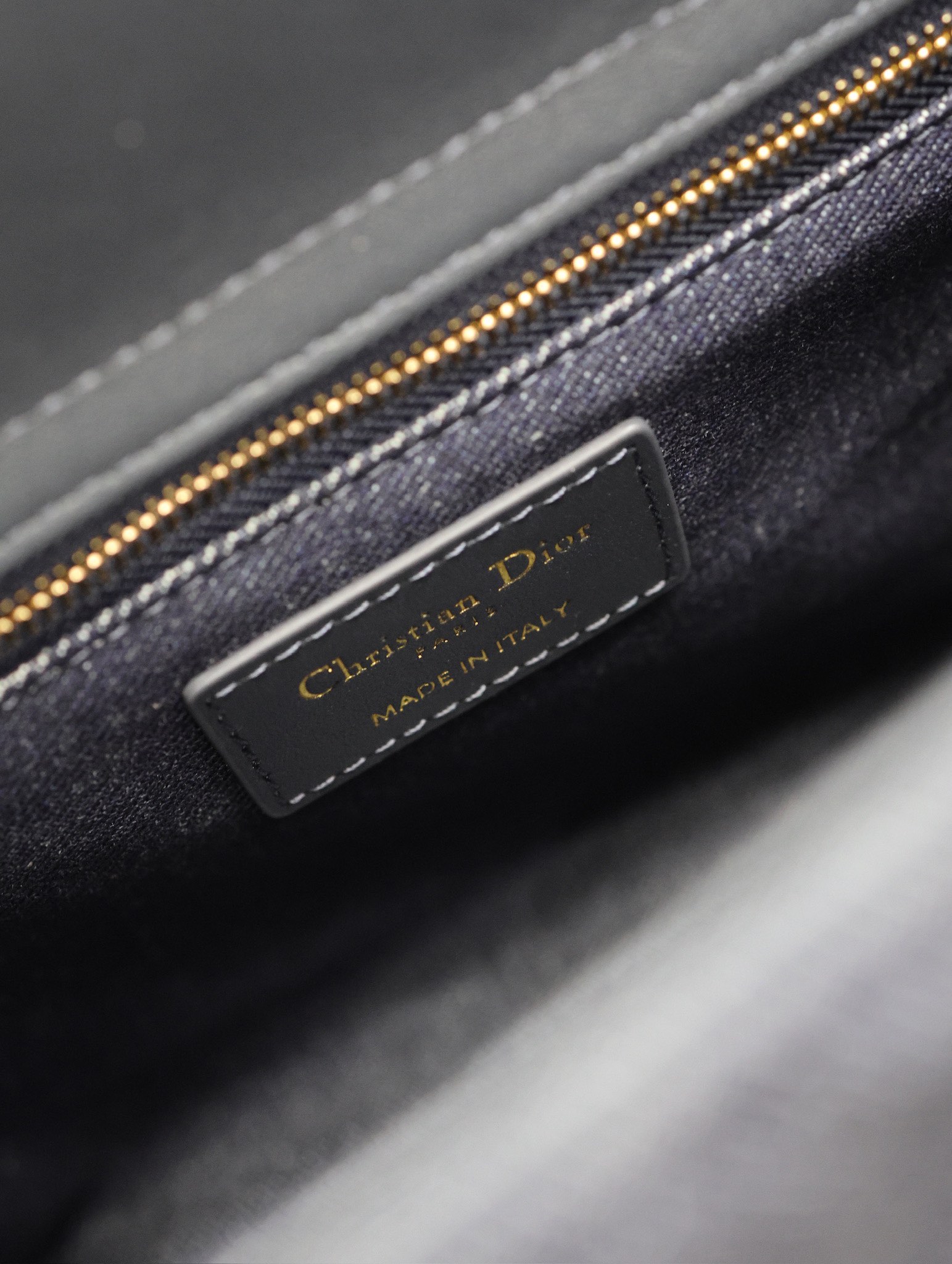 P1380 💯Five compartments Lady Dior bag "Denim Press" This Lady Dior bag highlights the minimalist aesthetic of the Lady Dior collection, which focuses on Dior's profound vision of elegance and beauty. Crafted in blue denim and other materials, it is adorned with Graphic rattan check pattern and a stylish version in 3D, which is a new take on the classic Dior motif. The classic Dior pattern adds a touch of movement to the beautifully crafted silhouette.Medium size with adjustable, detachable leather shoulder strapCan be carried by hand, over the shoulder or across the bodyIdeal for everyday stylingAdjustable, detachable leather shoulder strapModel No.: 0565Measurements: 24 x 20 x 11 cm (L x H x W)-High-Fashion Factory