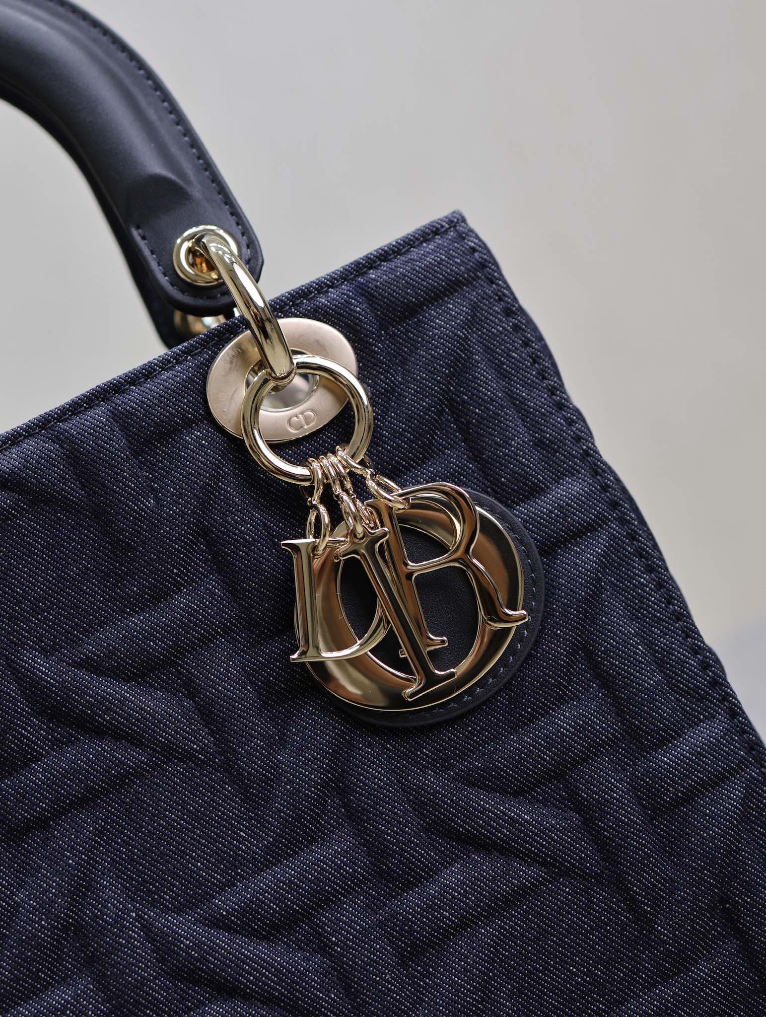 P1380 💯Five compartments Lady Dior bag "Denim Press" This Lady Dior bag highlights the minimalist aesthetic of the Lady Dior collection, which focuses on Dior's profound vision of elegance and beauty. Crafted in blue denim and other materials, it is adorned with Graphic rattan check pattern and a stylish version in 3D, which is a new take on the classic Dior motif. The classic Dior pattern adds a touch of movement to the beautifully crafted silhouette.Medium size with adjustable, detachable leather shoulder strapCan be carried by hand, over the shoulder or across the bodyIdeal for everyday stylingAdjustable, detachable leather shoulder strapModel No.: 0565Measurements: 24 x 20 x 11 cm (L x H x W)-High-Fashion Factory