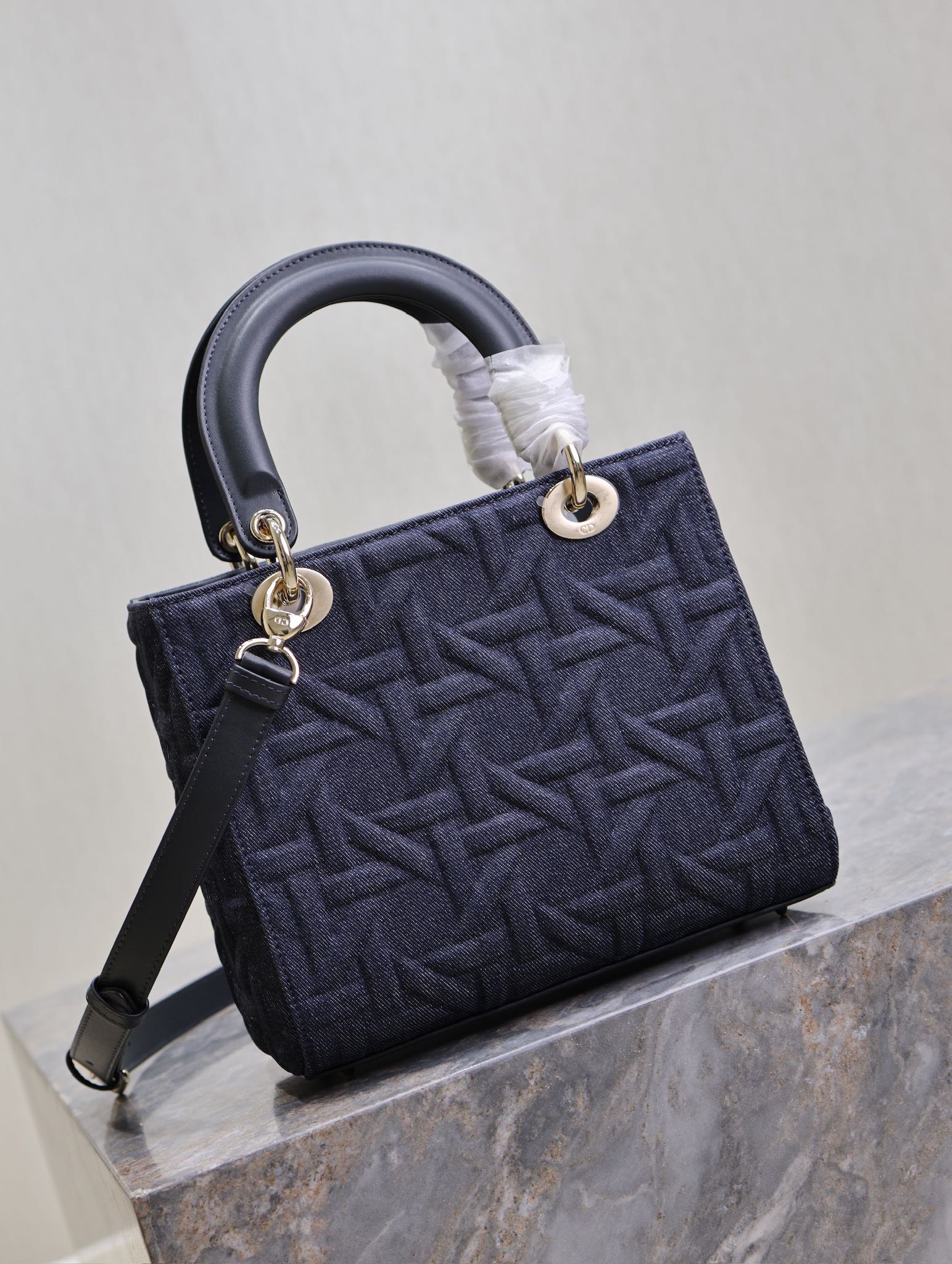 P1380 💯Five compartments Lady Dior bag "Denim Press" This Lady Dior bag highlights the minimalist aesthetic of the Lady Dior collection, which focuses on Dior's profound vision of elegance and beauty. Crafted in blue denim and other materials, it is adorned with Graphic rattan check pattern and a stylish version in 3D, which is a new take on the classic Dior motif. The classic Dior pattern adds a touch of movement to the beautifully crafted silhouette.Medium size with adjustable, detachable leather shoulder strapCan be carried by hand, over the shoulder or across the bodyIdeal for everyday stylingAdjustable, detachable leather shoulder strapModel No.: 0565Measurements: 24 x 20 x 11 cm (L x H x W)-High-Fashion Factory