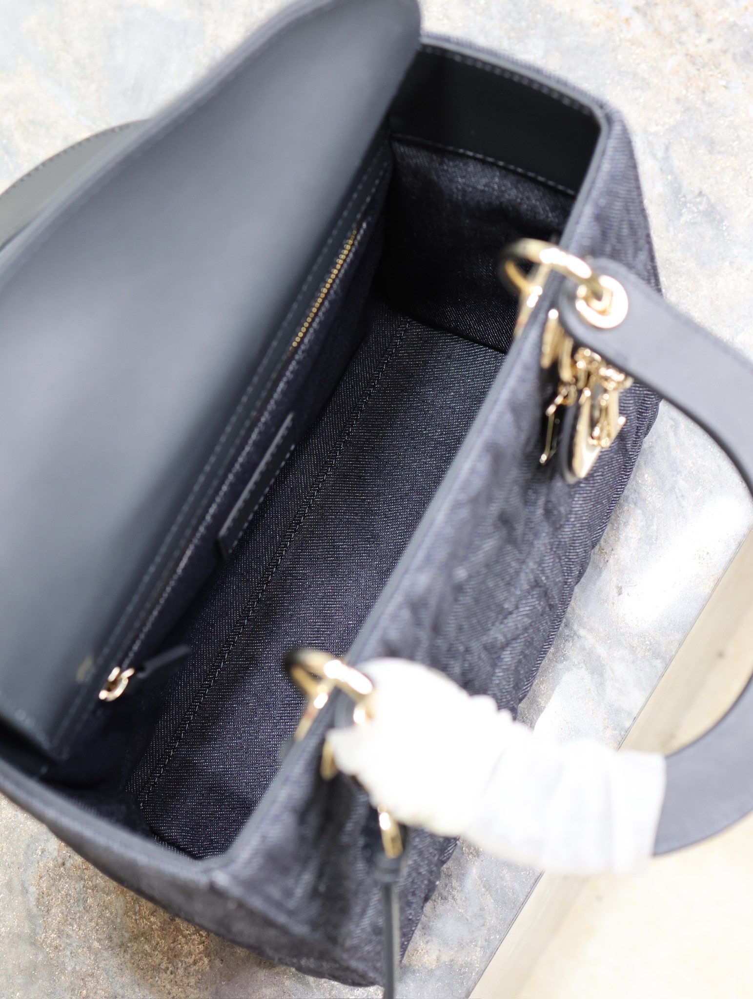 P1380 💯Five compartments Lady Dior bag "Denim Press" This Lady Dior bag highlights the minimalist aesthetic of the Lady Dior collection, which focuses on Dior's profound vision of elegance and beauty. Crafted in blue denim and other materials, it is adorned with Graphic rattan check pattern and a stylish version in 3D, which is a new take on the classic Dior motif. The classic Dior pattern adds a touch of movement to the beautifully crafted silhouette.Medium size with adjustable, detachable leather shoulder strapCan be carried by hand, over the shoulder or across the bodyIdeal for everyday stylingAdjustable, detachable leather shoulder strapModel No.: 0565Measurements: 24 x 20 x 11 cm (L x H x W)-High-Fashion Factory