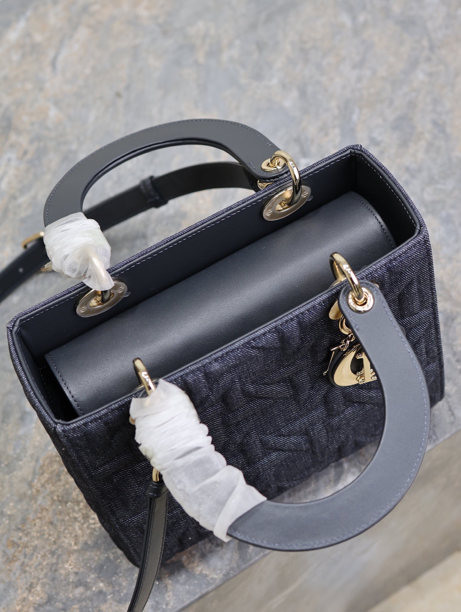 P1380 💯Five compartments Lady Dior bag "Denim Press" This Lady Dior bag highlights the minimalist aesthetic of the Lady Dior collection, which focuses on Dior's profound vision of elegance and beauty. Crafted in blue denim and other materials, it is adorned with Graphic rattan check pattern and a stylish version in 3D, which is a new take on the classic Dior motif. The classic Dior pattern adds a touch of movement to the beautifully crafted silhouette.Medium size with adjustable, detachable leather shoulder strapCan be carried by hand, over the shoulder or across the bodyIdeal for everyday stylingAdjustable, detachable leather shoulder strapModel No.: 0565Measurements: 24 x 20 x 11 cm (L x H x W)-High-Fashion Factory