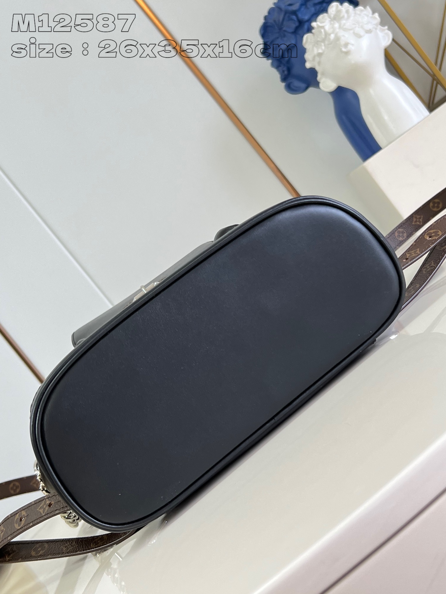 P1640 replica M12587 black This Montsouris small shoulder bag is made of shiny sheepskin leather with Monogram details that subtly tell the identity of the LV Vibe collectionLouis Vuitton's collection is rich in functionality with clasps and leather drawstringsChic metal pieces are the finishing touchA zippered front pocket keeps small items securely in place26.0 x 35.5 x 16.0 (L x H x W)