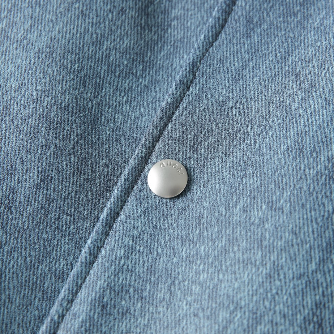 图片[6]-皮衣-P3300 古驰2024男士高端时装款翻领夹克HK洋行渠道货品鉴级产物官柜主推展示24年最新款！！

该款夹克采用老花色主调风格飞扬基础棒球款的版型立体裁剪分割线考究人体舒适型美学满足于常规正统且包容所有场合的的着装需求辨识度鲜明尽显都市活力色彩且塑造性和实穿性极高！

面料是澳洲进口小羊皮牛仔皮搭配白色羊皮质头皮柔软并且韧性十五足舒适性与透气性兼备上身轻便且无负担感整体细节品质感超强辅料全系客供前面绣颇为出彩非常贵奢高级！

细节之处尽显匠心工艺辅料皆为客供做工极为严谨考究通体的轮廓构造延续了V登家基础形态将简约大气的特征表现到位大身印花饰有最新老花标识上身型款十足商务与休闲兼备轻松驾驭各种身型穿搭符合过渡季的需求！

尺码:M-XXXL-高仿包包