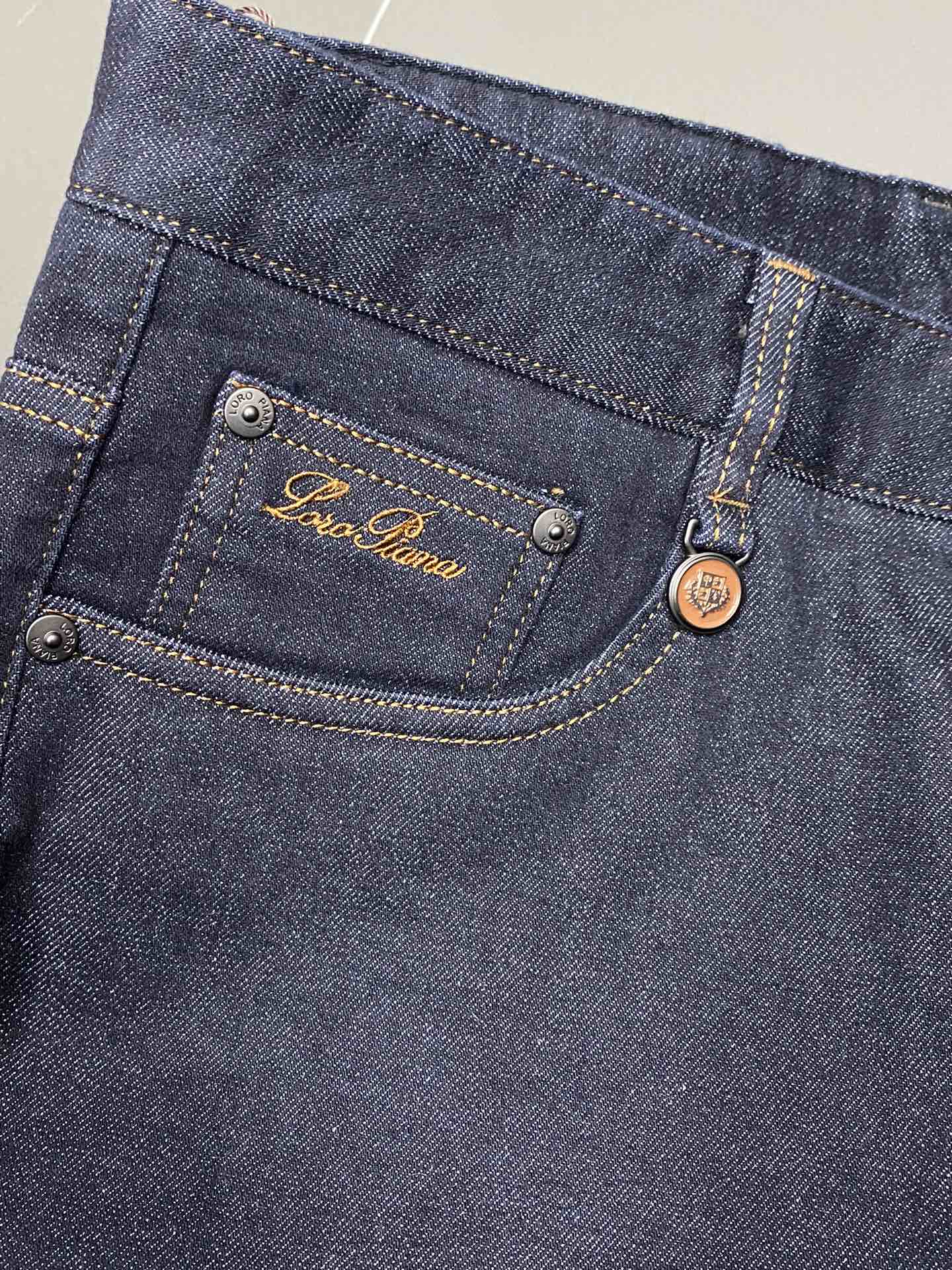 P520 LP-Loro Piana Noyo Piana💥 Exclusive exclusive new jeans👖 High-end version! Counter customized fabric Breathable comfort high impeccable details brand elements design concept reflects high quality feel delicate and soft! Presenting casual tailoring on the body shape is superb! 👍Yardage: 29-40