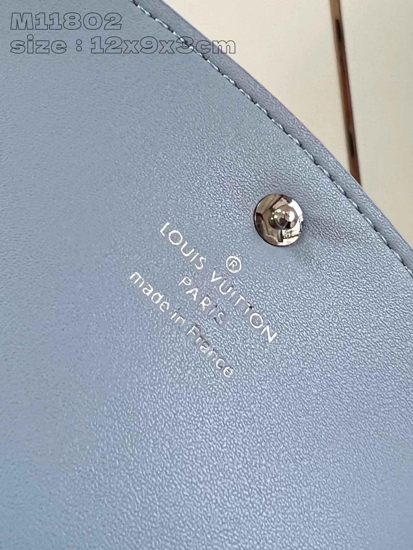 图片[6]-P540  M11802白 以路易威登独特 Monogram 打孔通花的柔软镂花穿孔皮革制成这款小巧IRIS COMPACT钱夹可轻易收纳入任何手袋打开圆弧翻盖即露出结构实用的內部隔层包括信用卡槽及拉链零钱格12 x 9.5 x 3 厘米 (长度 x 高 x 宽)-高仿包包