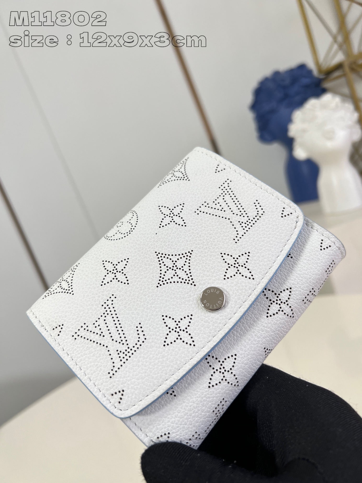 图片[2]-P540  M11802白 以路易威登独特 Monogram 打孔通花的柔软镂花穿孔皮革制成这款小巧IRIS COMPACT钱夹可轻易收纳入任何手袋打开圆弧翻盖即露出结构实用的內部隔层包括信用卡槽及拉链零钱格12 x 9.5 x 3 厘米 (长度 x 高 x 宽)-高仿包包