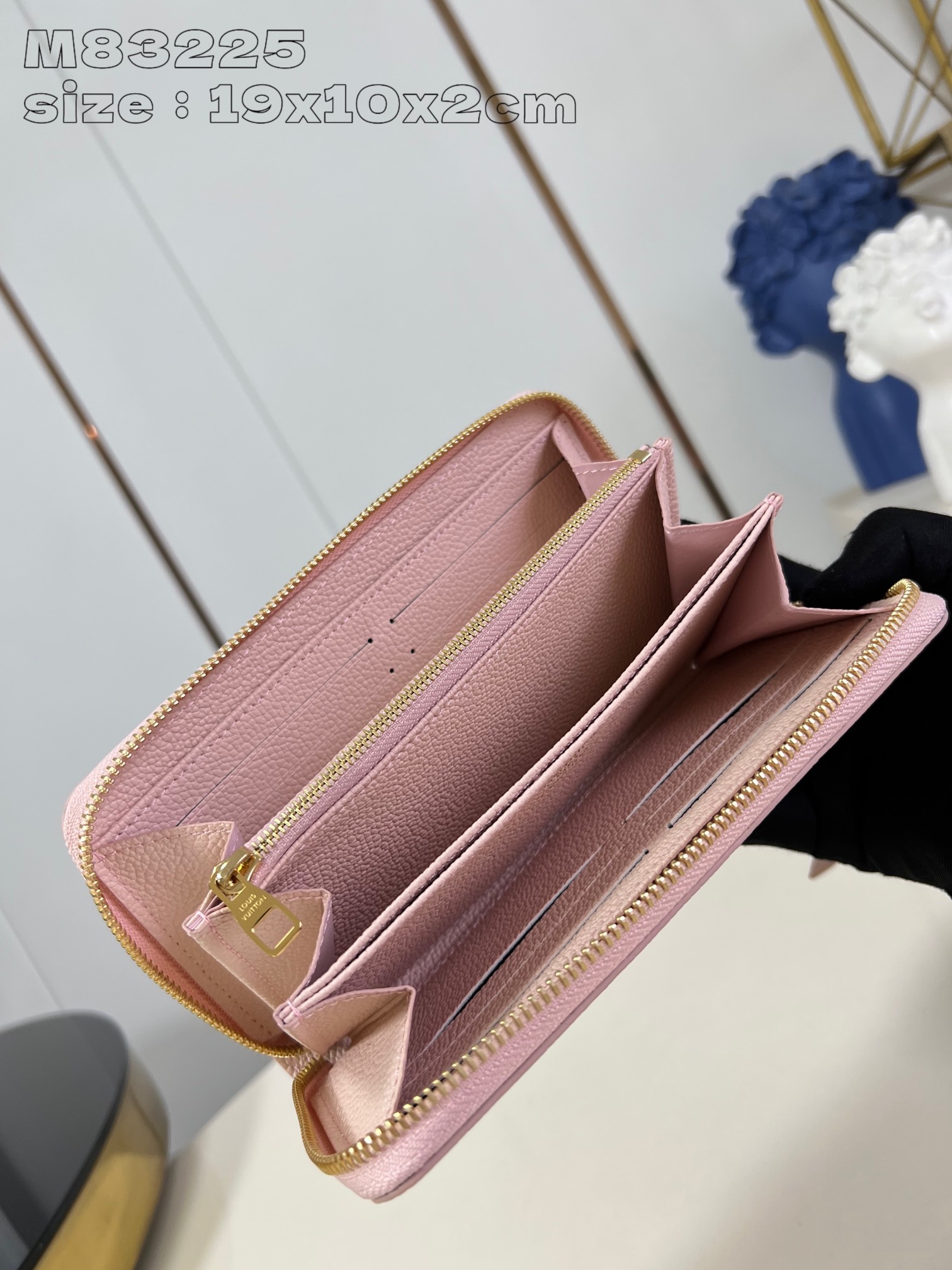 图片[6]-P600  M83225粉zippy钱夹 路易威登经典 Monogram 图案在柔软细腻的 Monogram Empreinte 皮革上浮现令品牌标志性的 Zippy 钱夹更为瞩目全拉链设计搭配考究内里小巧构型颇具功能性亦可用作手拿包19.5 x 10.5 x 2.5 厘米(长度 x 高 x 宽)-高仿包包