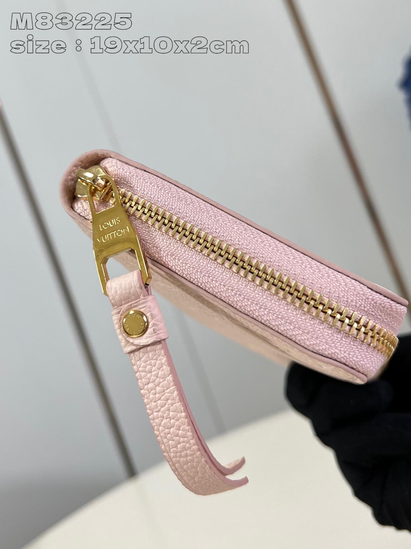 图片[4]-P600  M83225粉zippy钱夹 路易威登经典 Monogram 图案在柔软细腻的 Monogram Empreinte 皮革上浮现令品牌标志性的 Zippy 钱夹更为瞩目全拉链设计搭配考究内里小巧构型颇具功能性亦可用作手拿包19.5 x 10.5 x 2.5 厘米(长度 x 高 x 宽)-高仿包包