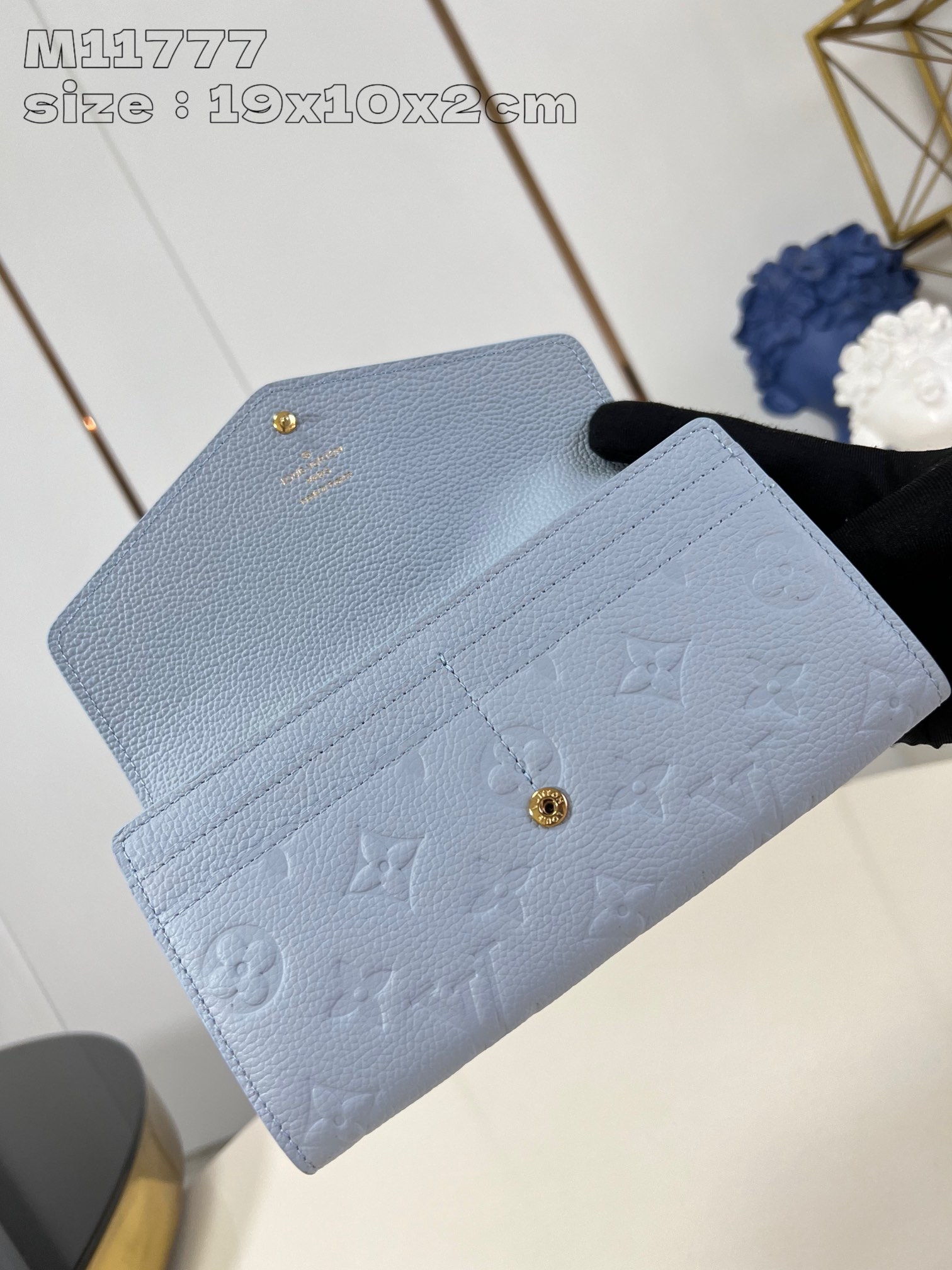 图片[5]-P600  M11777金扣這款路易威登經典的Sarah錢包以雙色Monogram Empreinte皮革製造盡顯優雅格調設計綴以標誌性的Monogram壓花圖案信封式的袋蓋配以金色按扣打開錢包即展現井然有序的內部間隔此外另配有兩個大型隔層、多個口袋和16個名片夾層19 x 10.5 x 2 厘米(長度 x 高度 x 闊度)-高仿包包