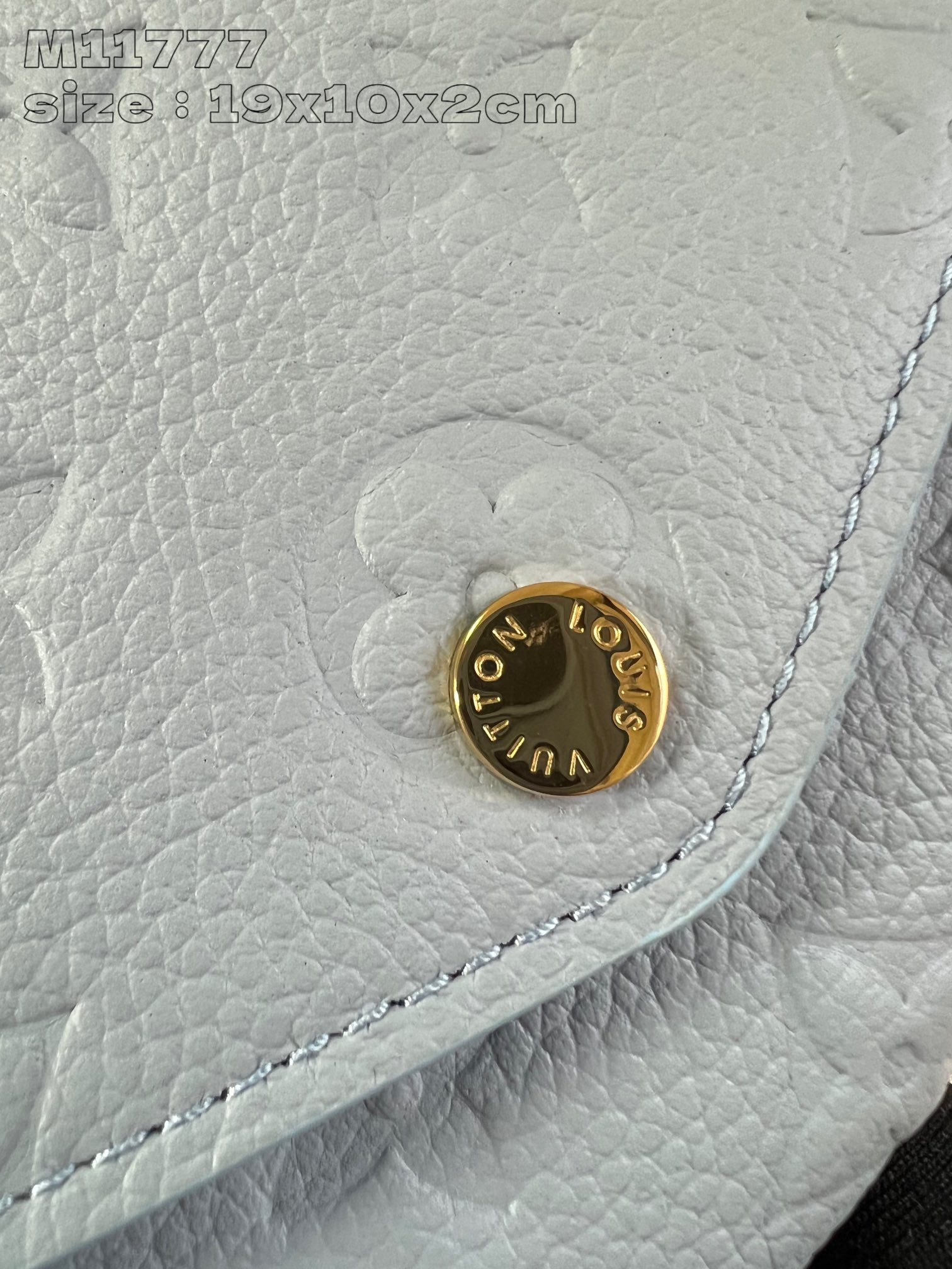 图片[3]-P600  M11777金扣這款路易威登經典的Sarah錢包以雙色Monogram Empreinte皮革製造盡顯優雅格調設計綴以標誌性的Monogram壓花圖案信封式的袋蓋配以金色按扣打開錢包即展現井然有序的內部間隔此外另配有兩個大型隔層、多個口袋和16個名片夾層19 x 10.5 x 2 厘米(長度 x 高度 x 闊度)-高仿包包