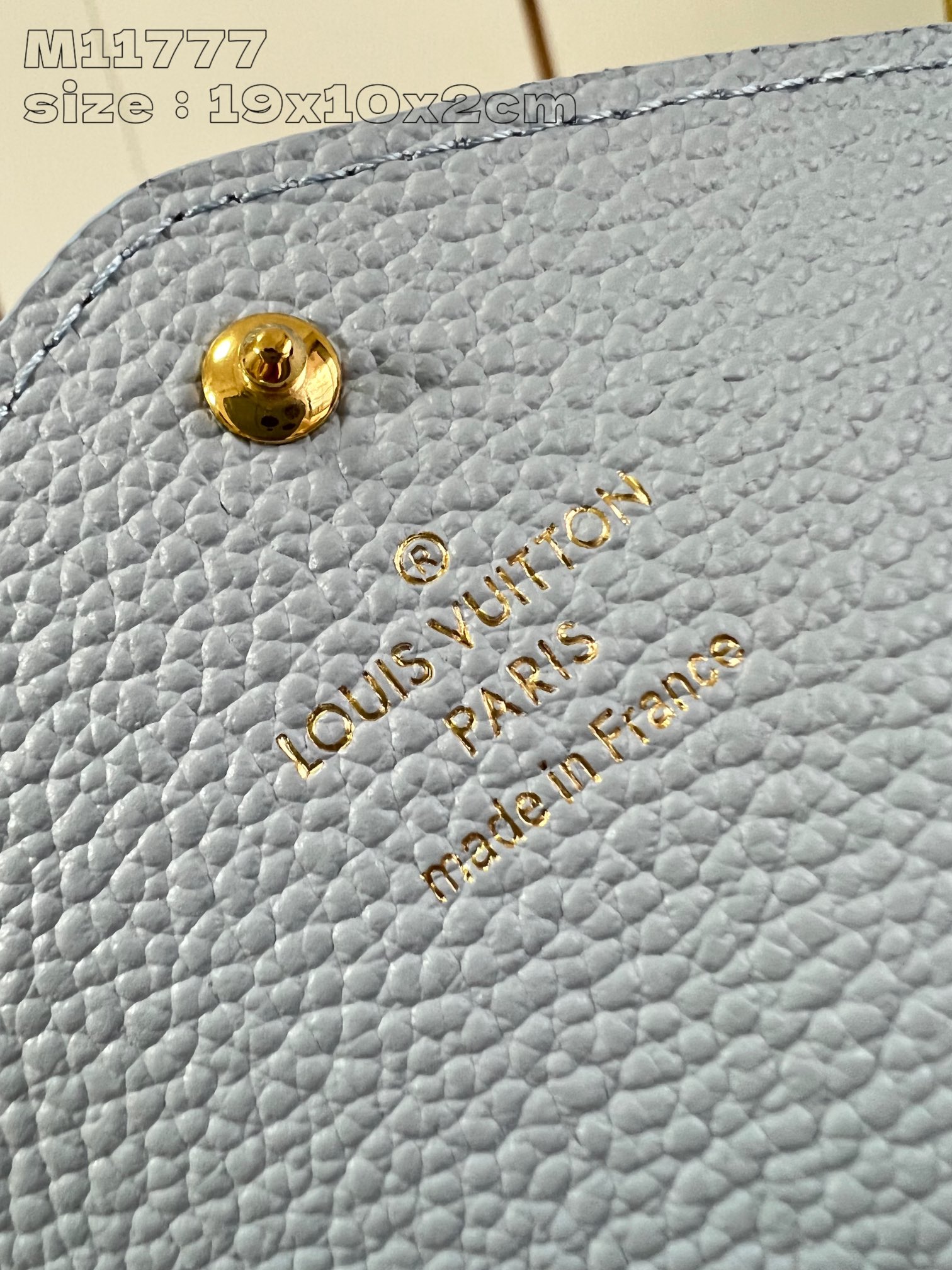 图片[6]-P600  M11777金扣這款路易威登經典的Sarah錢包以雙色Monogram Empreinte皮革製造盡顯優雅格調設計綴以標誌性的Monogram壓花圖案信封式的袋蓋配以金色按扣打開錢包即展現井然有序的內部間隔此外另配有兩個大型隔層、多個口袋和16個名片夾層19 x 10.5 x 2 厘米(長度 x 高度 x 闊度)-高仿包包