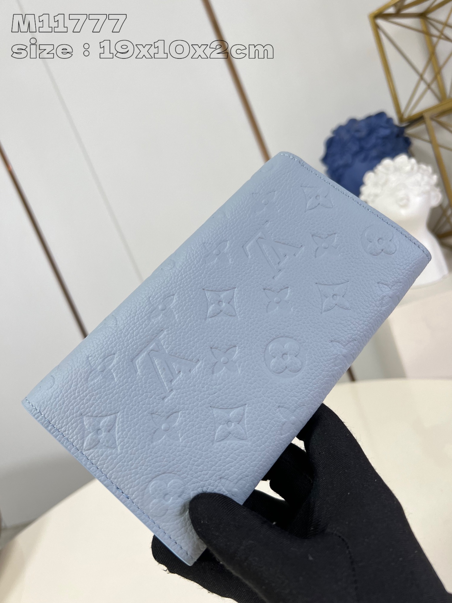 图片[4]-P600  M11777金扣這款路易威登經典的Sarah錢包以雙色Monogram Empreinte皮革製造盡顯優雅格調設計綴以標誌性的Monogram壓花圖案信封式的袋蓋配以金色按扣打開錢包即展現井然有序的內部間隔此外另配有兩個大型隔層、多個口袋和16個名片夾層19 x 10.5 x 2 厘米(長度 x 高度 x 闊度)-高仿包包