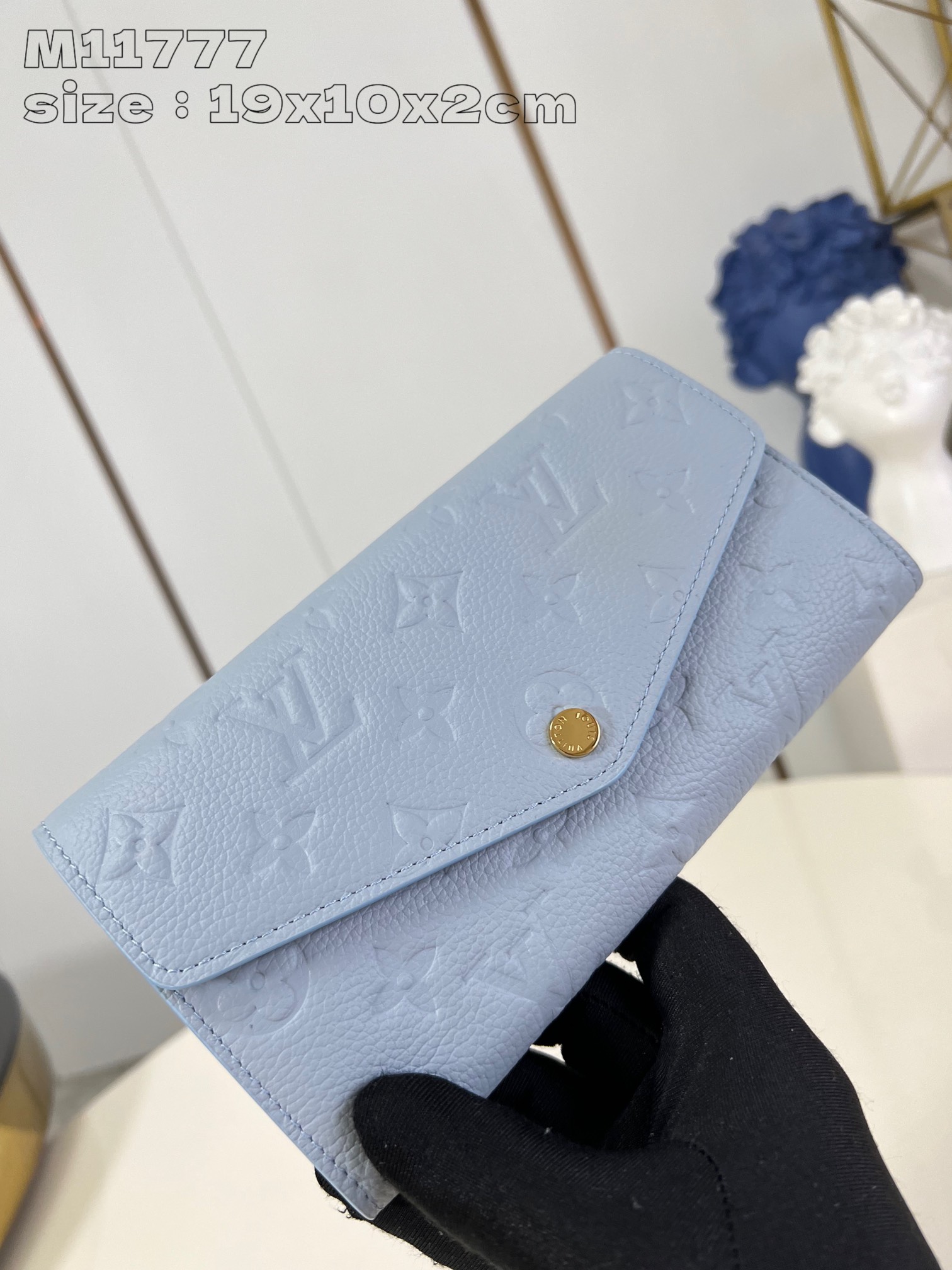 图片[2]-P600  M11777金扣這款路易威登經典的Sarah錢包以雙色Monogram Empreinte皮革製造盡顯優雅格調設計綴以標誌性的Monogram壓花圖案信封式的袋蓋配以金色按扣打開錢包即展現井然有序的內部間隔此外另配有兩個大型隔層、多個口袋和16個名片夾層19 x 10.5 x 2 厘米(長度 x 高度 x 闊度)-高仿包包