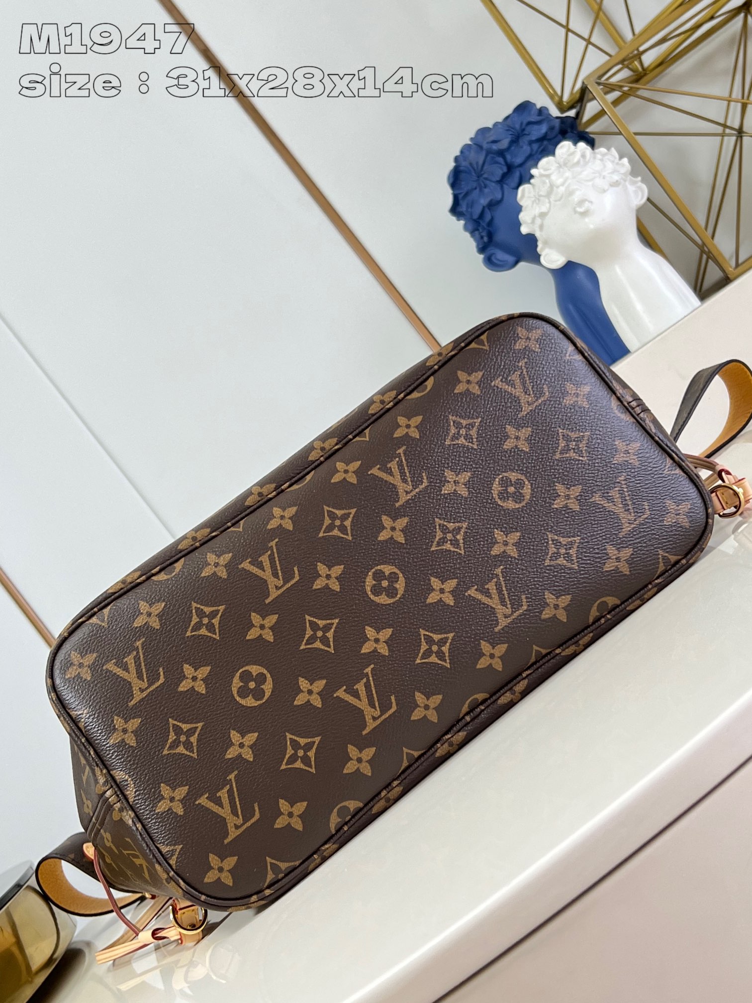 P1200 M11947YELLOW This reversible Neverfull medium tote bag is made of soft Monogram canvas outlined with cowhide trimmings in a spacious configuration with a colorful fabric lining and two side straps that can be cinched or unfolded for a distinctive look Slim handles for carrying on the shoulder or elbow Detachable zipper pocket can be used as a clutch or as a pocket 31 x 28 x 14 cm (L x H x W)