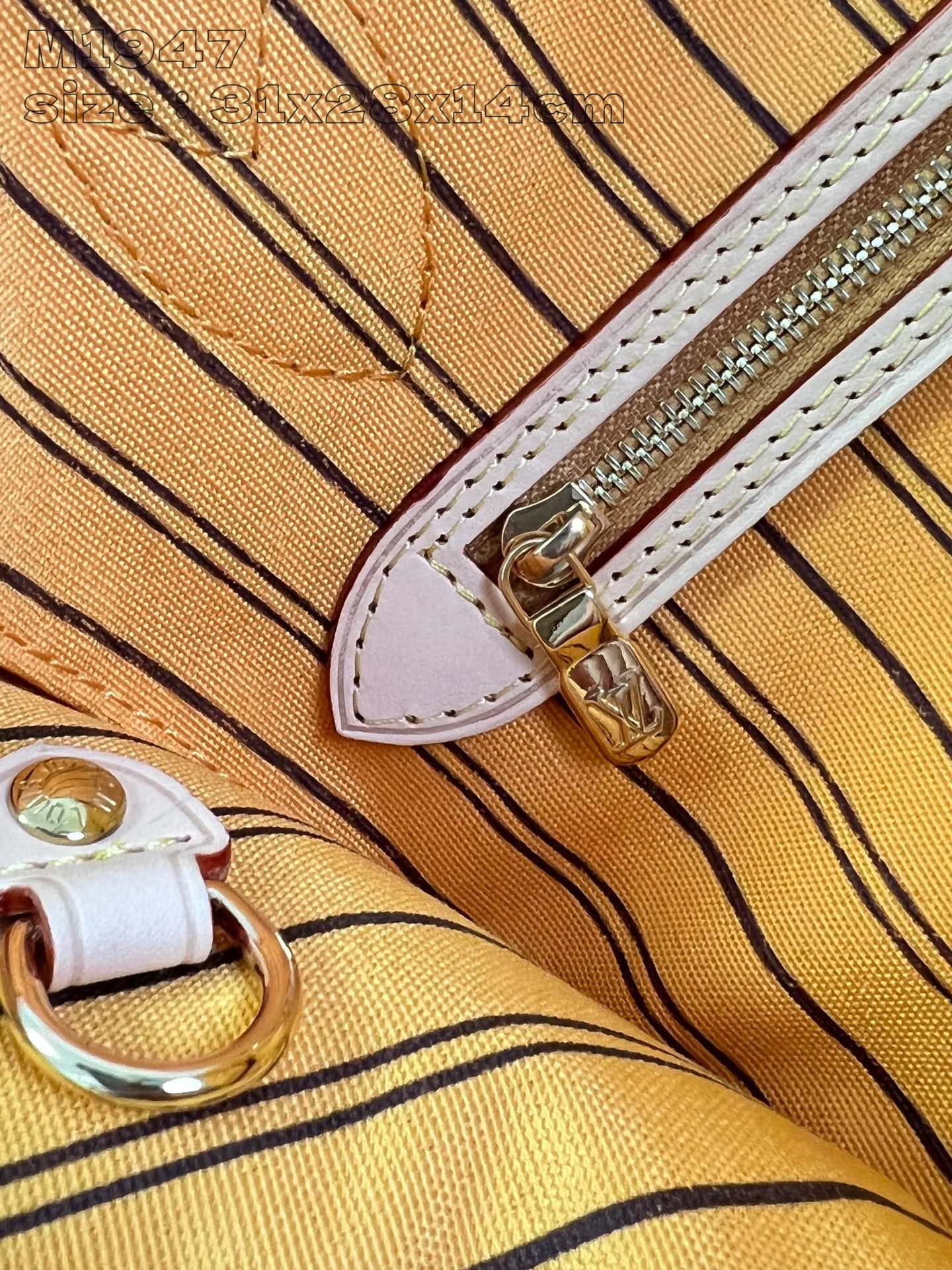 P1200 M11947YELLOW This reversible Neverfull medium tote bag is made of soft Monogram canvas outlined with cowhide trimmings in a spacious configuration with a colorful fabric lining and two side straps that can be cinched or unfolded for a distinctive look Slim handles for carrying on the shoulder or elbow Detachable zipper pocket can be used as a clutch or as a pocket 31 x 28 x 14 cm (L x H x W)