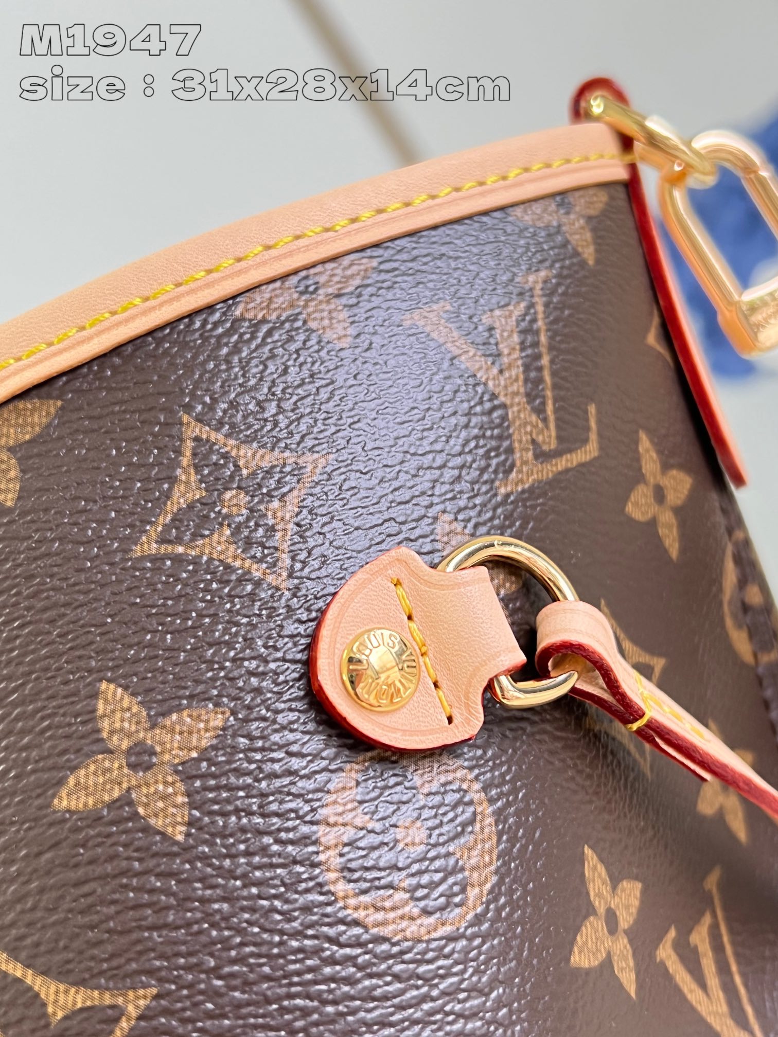 P1200 M11947YELLOW This reversible Neverfull medium tote bag is made of soft Monogram canvas outlined with cowhide trimmings in a spacious configuration with a colorful fabric lining and two side straps that can be cinched or unfolded for a distinctive look Slim handles for carrying on the shoulder or elbow Detachable zipper pocket can be used as a clutch or as a pocket 31 x 28 x 14 cm (L x H x W)