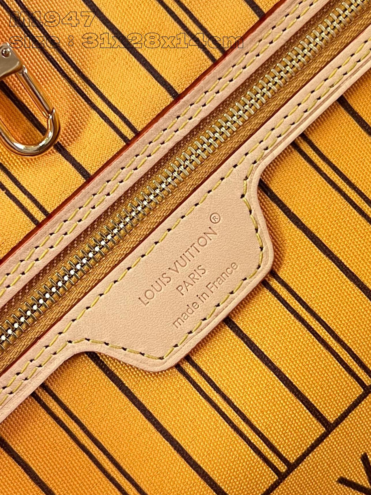 P1200 M11947YELLOW This reversible Neverfull medium tote bag is made of soft Monogram canvas outlined with cowhide trimmings in a spacious configuration with a colorful fabric lining and two side straps that can be cinched or unfolded for a distinctive look Slim handles for carrying on the shoulder or elbow Detachable zipper pocket can be used as a clutch or as a pocket 31 x 28 x 14 cm (L x H x W)