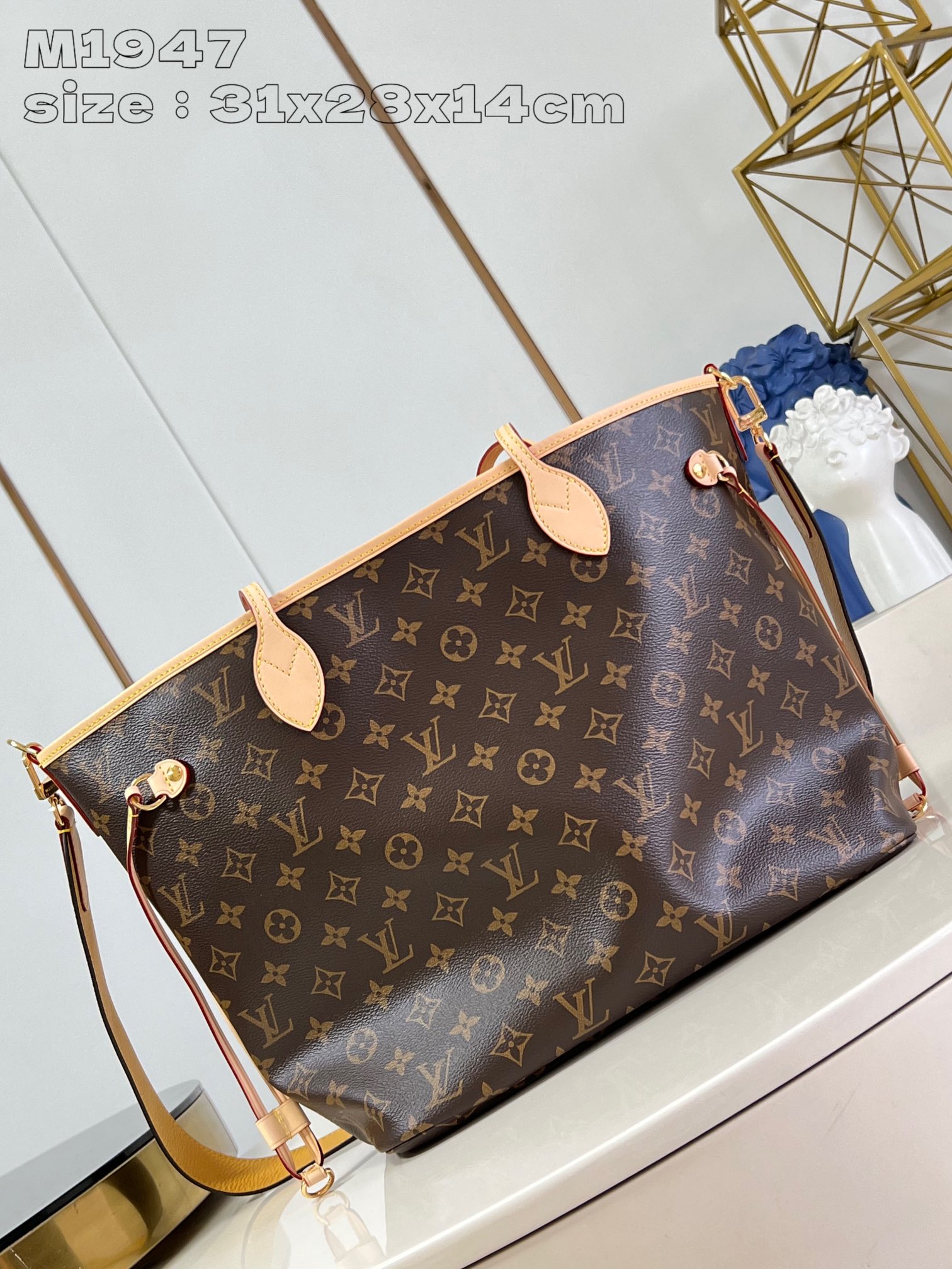 P1200 M11947YELLOW This reversible Neverfull medium tote bag is made of soft Monogram canvas outlined with cowhide trimmings in a spacious configuration with a colorful fabric lining and two side straps that can be cinched or unfolded for a distinctive look Slim handles for carrying on the shoulder or elbow Detachable zipper pocket can be used as a clutch or as a pocket 31 x 28 x 14 cm (L x H x W)