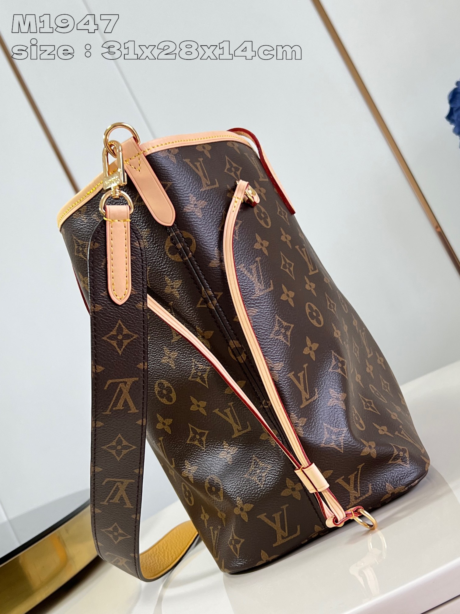 P1200 M11947YELLOW This reversible Neverfull medium tote bag is made of soft Monogram canvas outlined with cowhide trimmings in a spacious configuration with a colorful fabric lining and two side straps that can be cinched or unfolded for a distinctive look Slim handles for carrying on the shoulder or elbow Detachable zipper pocket can be used as a clutch or as a pocket 31 x 28 x 14 cm (L x H x W)