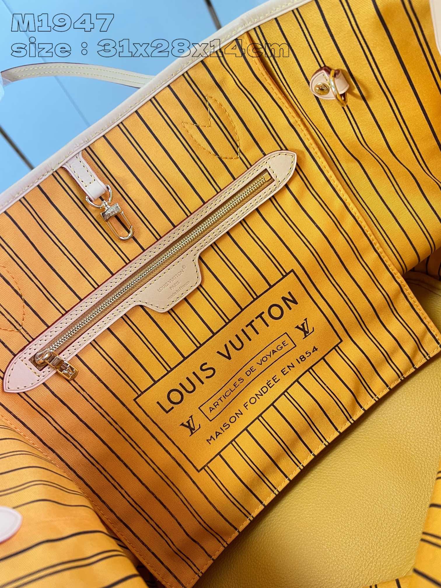 P1200 M11947YELLOW This reversible Neverfull medium tote bag is made of soft Monogram canvas outlined with cowhide trimmings in a spacious configuration with a colorful fabric lining and two side straps that can be cinched or unfolded for a distinctive look Slim handles for carrying on the shoulder or elbow Detachable zipper pocket can be used as a clutch or as a pocket 31 x 28 x 14 cm (L x H x W)