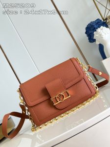 P1780 M25048 Brown The Dauphine Soft medium bag from Creative Director Nicolas Ghesquière was presented at the Spring/Summer 2024 show in a new relaxed shape with Dauphine handbag elements embellishing the soft cowhide leather body, including a chic locking clasp, a detachable chain strap, and a sleek leather shoulder strap. 24 x 17 x 9 cm (length x height x width).