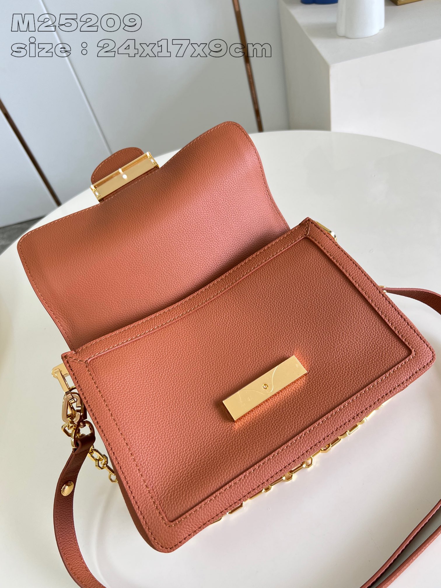 P1780 M25048 Brown The Dauphine Soft medium bag from Creative Director Nicolas Ghesquière was presented at the Spring/Summer 2024 show in a new relaxed shape with Dauphine handbag elements embellishing the soft cowhide leather body, including a chic locking clasp, a detachable chain strap, and a sleek leather shoulder strap. 24 x 17 x 9 cm (length x height x width).