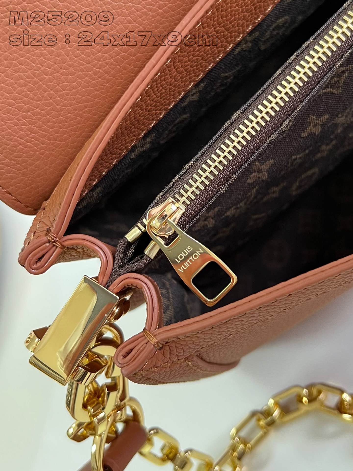 P1780 M25048 Brown The Dauphine Soft medium bag from Creative Director Nicolas Ghesquière was presented at the Spring/Summer 2024 show in a new relaxed shape with Dauphine handbag elements embellishing the soft cowhide leather body, including a chic locking clasp, a detachable chain strap, and a sleek leather shoulder strap. 24 x 17 x 9 cm (length x height x width).