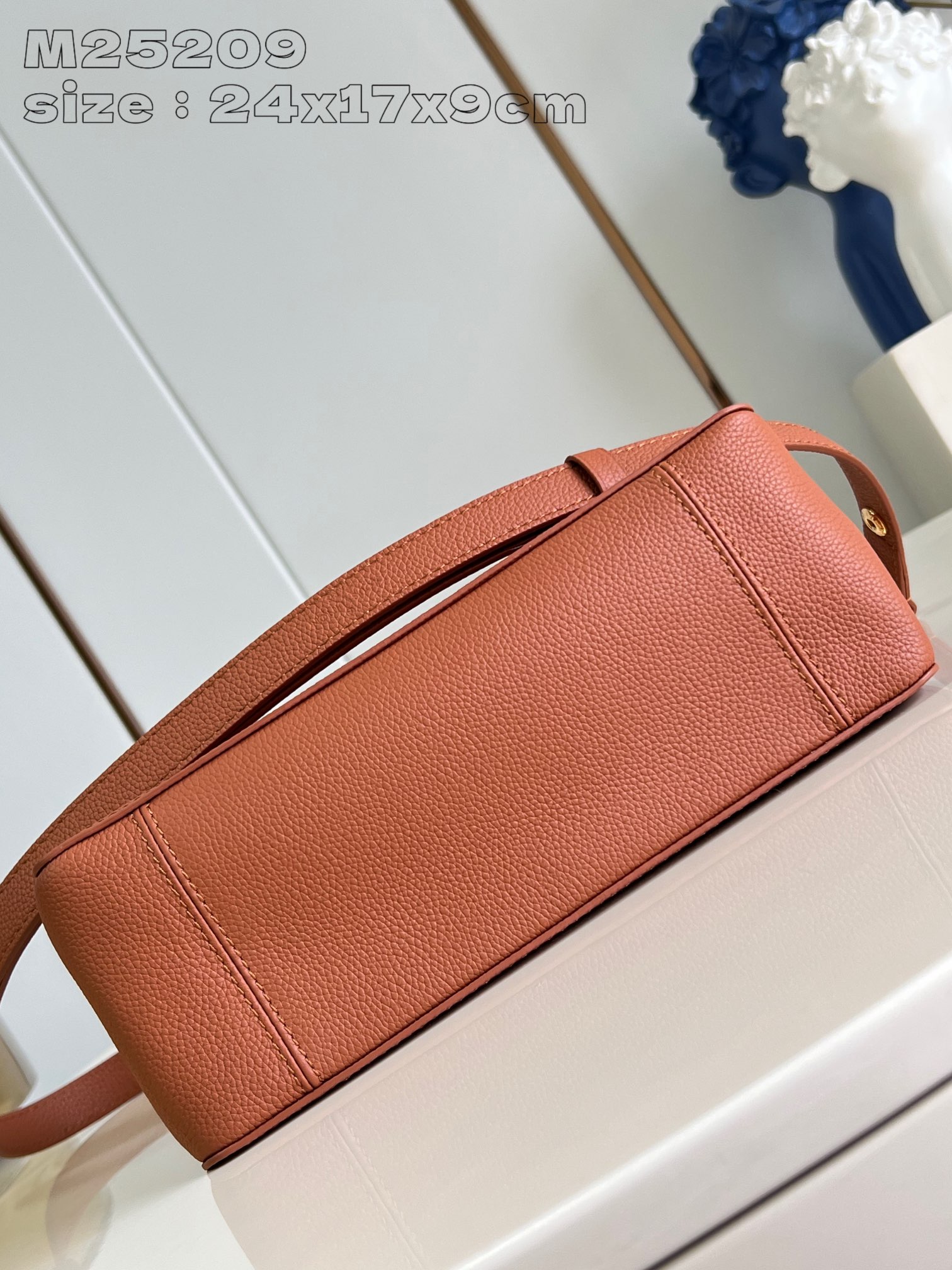 P1780 M25048 Brown The Dauphine Soft medium bag from Creative Director Nicolas Ghesquière was presented at the Spring/Summer 2024 show in a new relaxed shape with Dauphine handbag elements embellishing the soft cowhide leather body, including a chic locking clasp, a detachable chain strap, and a sleek leather shoulder strap. 24 x 17 x 9 cm (length x height x width).