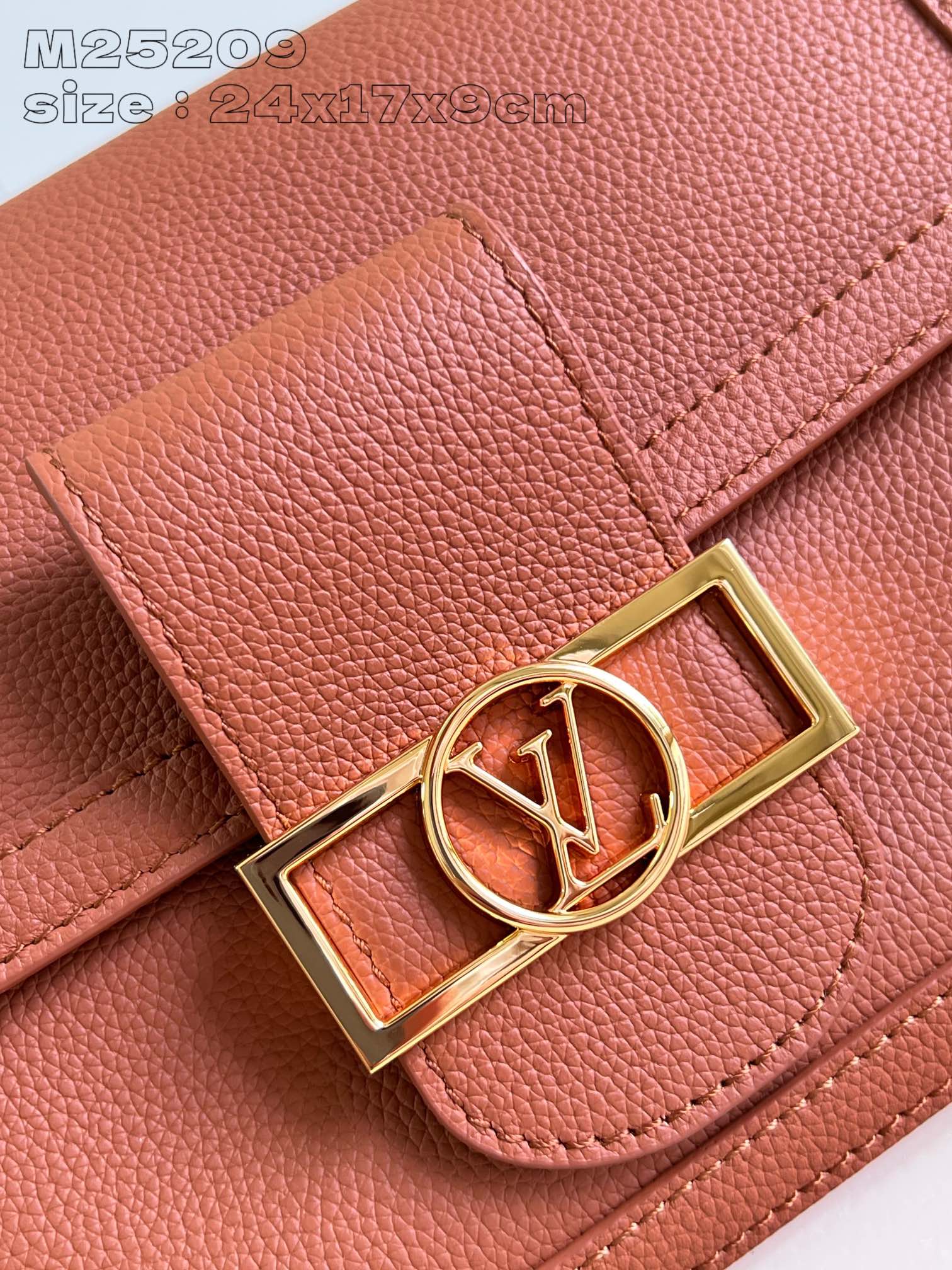 P1780 M25048 Brown The Dauphine Soft medium bag from Creative Director Nicolas Ghesquière was presented at the Spring/Summer 2024 show in a new relaxed shape with Dauphine handbag elements embellishing the soft cowhide leather body, including a chic locking clasp, a detachable chain strap, and a sleek leather shoulder strap. 24 x 17 x 9 cm (length x height x width).