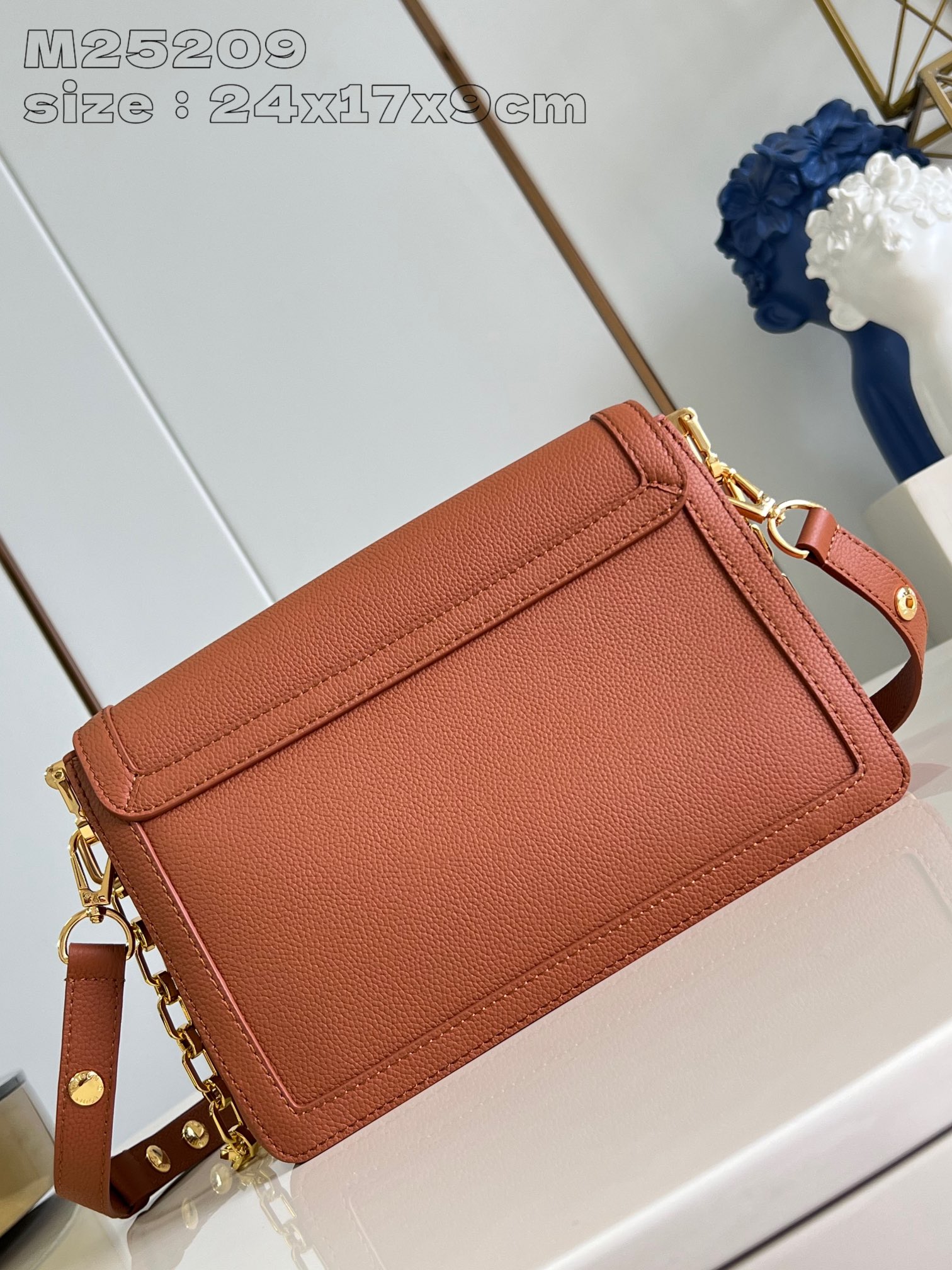 P1780 M25048 Brown The Dauphine Soft medium bag from Creative Director Nicolas Ghesquière was presented at the Spring/Summer 2024 show in a new relaxed shape with Dauphine handbag elements embellishing the soft cowhide leather body, including a chic locking clasp, a detachable chain strap, and a sleek leather shoulder strap. 24 x 17 x 9 cm (length x height x width).