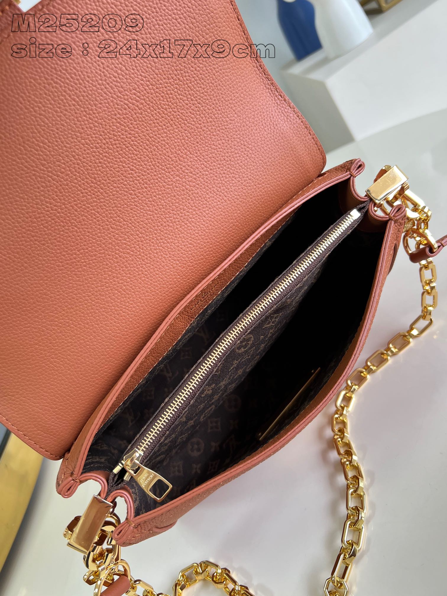 P1780 M25048 Brown The Dauphine Soft medium bag from Creative Director Nicolas Ghesquière was presented at the Spring/Summer 2024 show in a new relaxed shape with Dauphine handbag elements embellishing the soft cowhide leather body, including a chic locking clasp, a detachable chain strap, and a sleek leather shoulder strap. 24 x 17 x 9 cm (length x height x width).