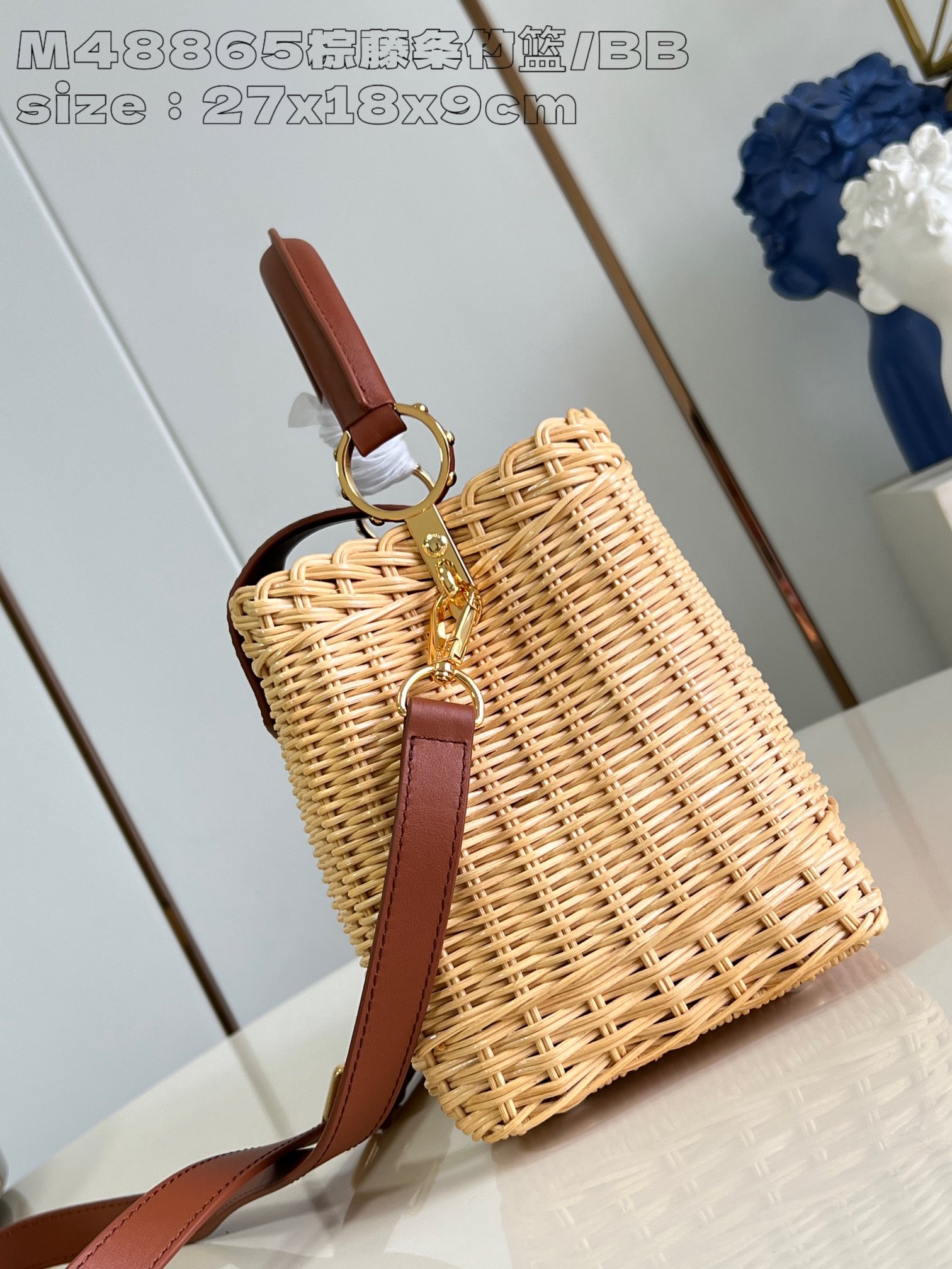 Image [7]-P2400 Replica M48865 Brown Rattan Bamboo Basket/Small This Capucines BB handbag is made of rattan soaked in water to soften the rattan and then hand-woven for three hours to achieve the classic shape Cowhide leather shapes the flap and the top handle Removable and adjustable slim leather straps are easy to carry over the shoulder or across the body 27 x 17 x 14 cm (L x H x W)-High-quality bags