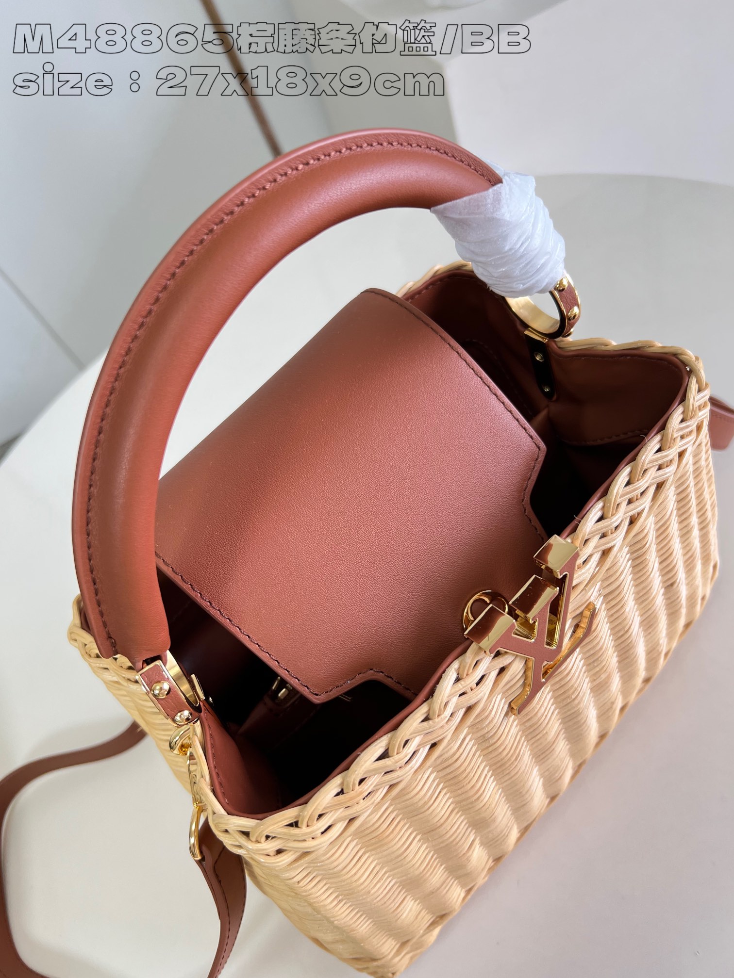 Image [3]-P2400 Replica M48865 Brown Rattan Bamboo Basket/Small This Capucines BB handbag is made of rattan soaked in water to soften the rattan and then hand-woven for three hours to achieve the classic shape Cowhide leather shapes the flap and the top handle Removable and adjustable slim leather straps are easy to carry over the shoulder or across the body 27 x 17 x 14 cm (L x H x W)-High-quality bags