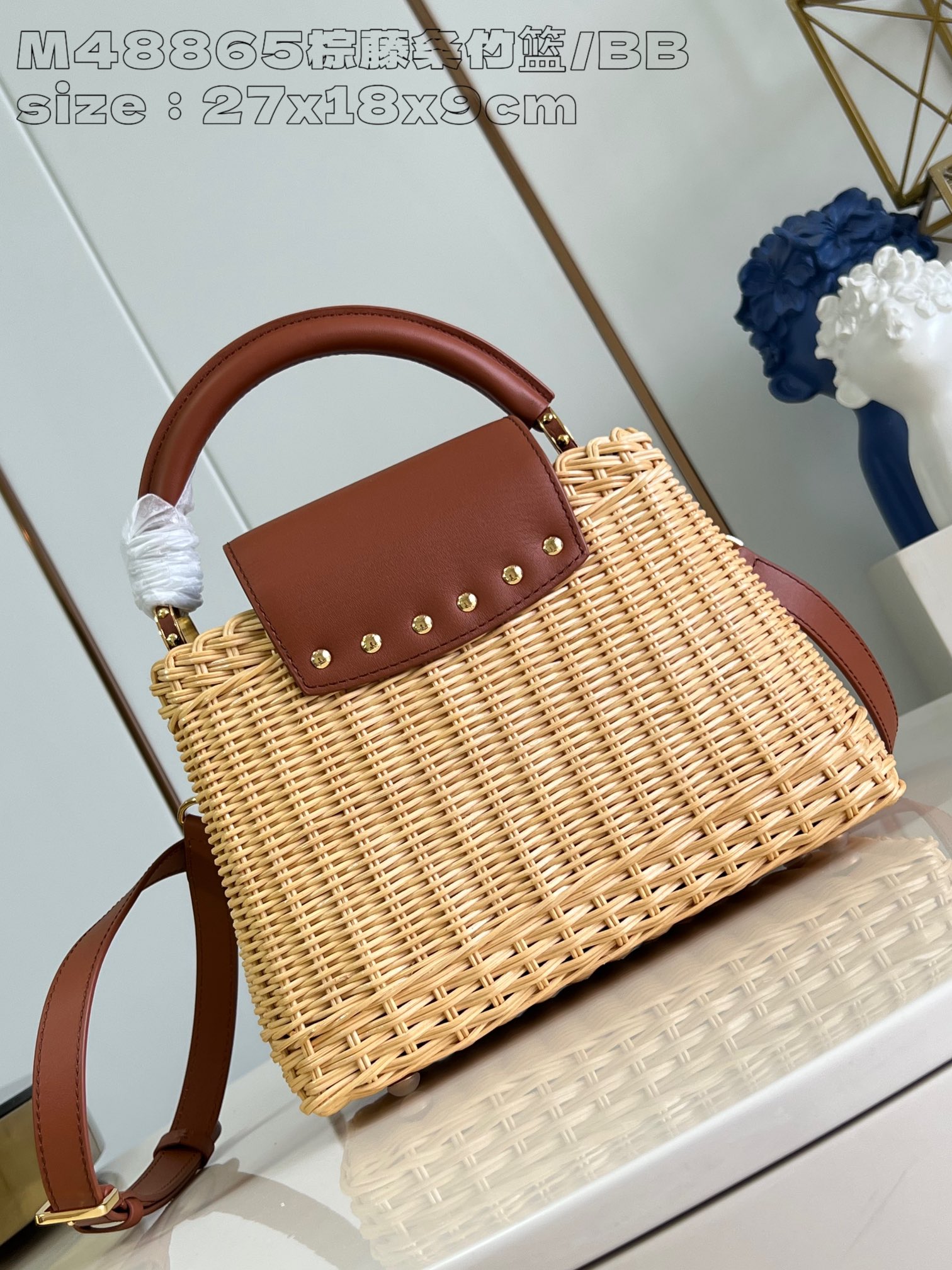 Image [9]-P2400 Replica M48865 Brown Rattan Bamboo Basket/Small This Capucines BB handbag is made of rattan soaked in water to soften the rattan and then hand-woven for three hours to achieve the classic shape Cowhide leather shapes the flap and the top handle Removable and adjustable slim leather straps are easy to carry over the shoulder or across the body 27 x 17 x 14 cm (L x H x W)-High-quality bags