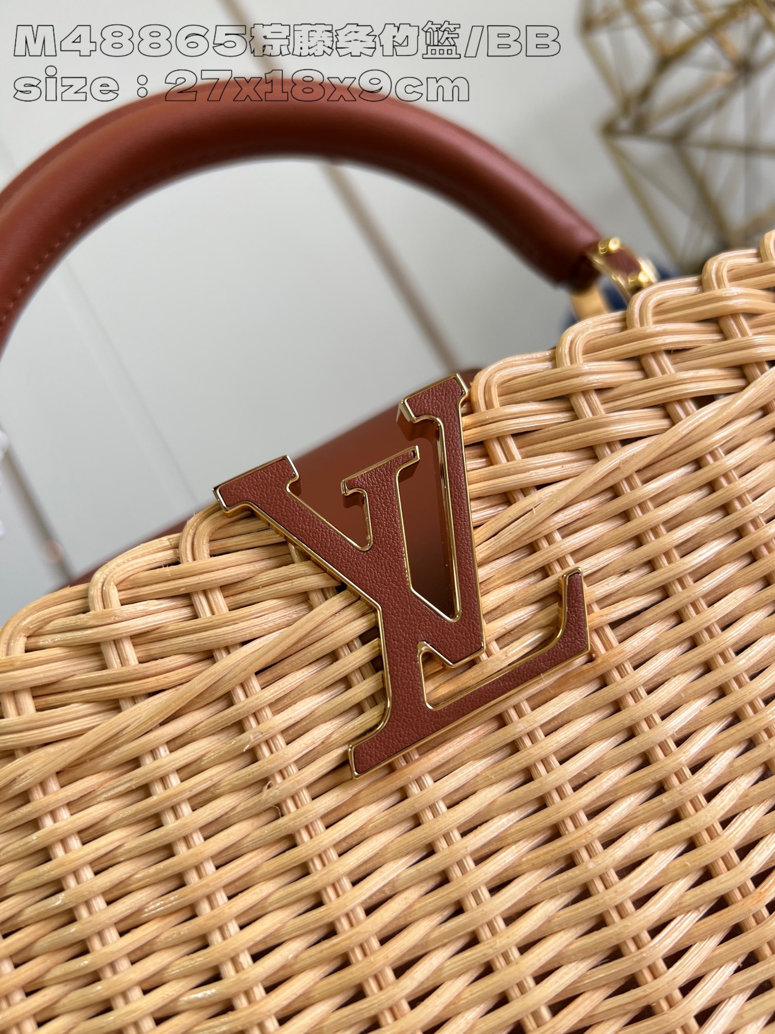 Image [2]-P2400 Replica M48865 Brown Rattan Bamboo Basket/Small This Capucines BB handbag is made of rattan soaked in water to soften the rattan and then hand-woven for three hours to achieve the classic shape Cowhide leather shapes the flap and the top handle Removable and adjustable slim leather straps are easy to carry over the shoulder or across the body 27 x 17 x 14 cm (L x H x W)-High-quality bags