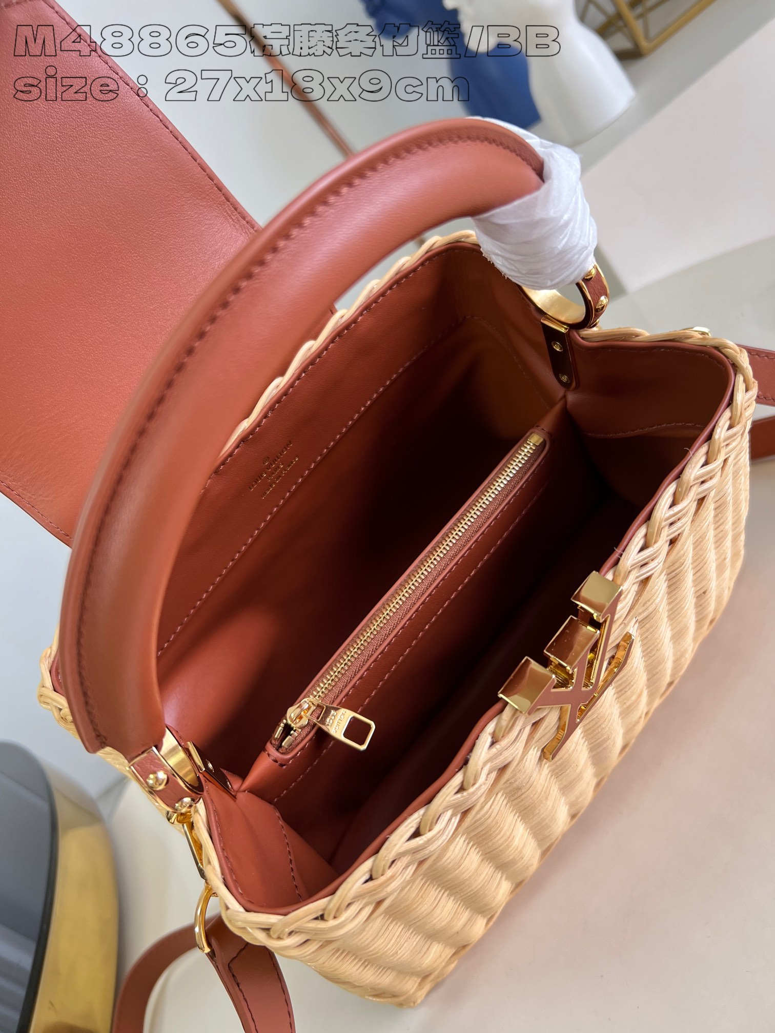 Image [5]-P2400 Replica M48865 Brown Rattan Bamboo Basket/Small This Capucines BB handbag is made of rattan soaked in water to soften the rattan and then hand-woven for three hours to achieve the classic shape Cowhide leather shapes the flap and the top handle Removable and adjustable slim leather straps are easy to carry over the shoulder or across the body 27 x 17 x 14 cm (L x H x W)-High-quality bags