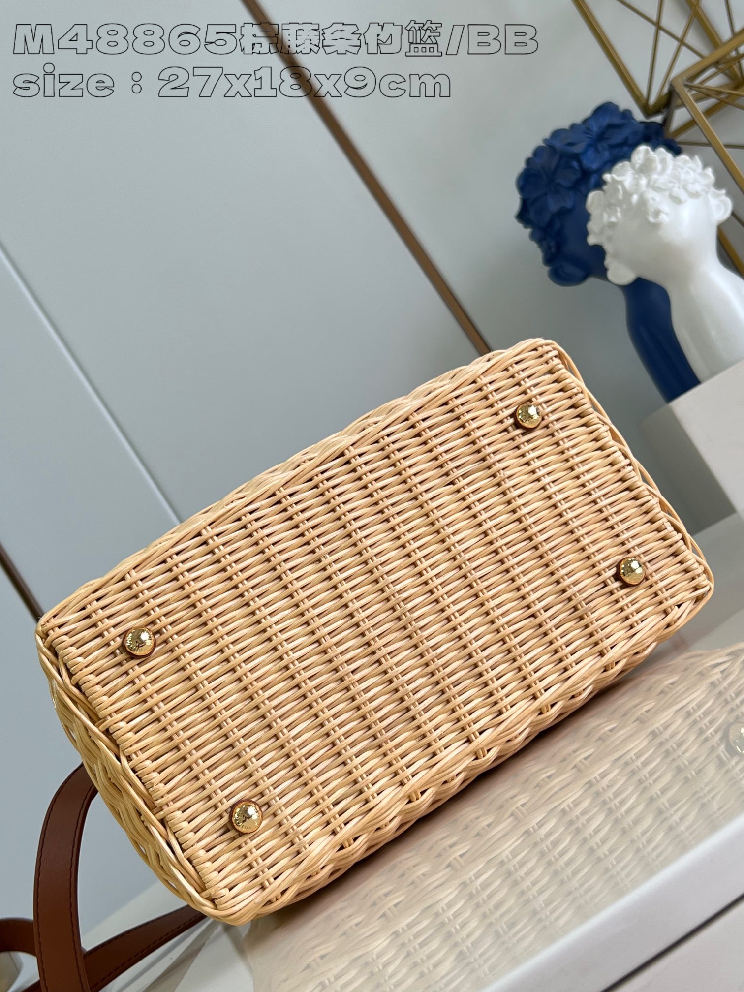 Image [8]-P2400 Replica M48865 Brown Rattan Bamboo Basket/Small This Capucines BB handbag is made of rattan soaked in water to soften the rattan and then hand-woven for three hours to achieve the classic shape Cowhide leather shapes the flap and the top handle Removable and adjustable slim leather straps are easy to carry over the shoulder or across the body 27 x 17 x 14 cm (L x H x W)-High-quality bags