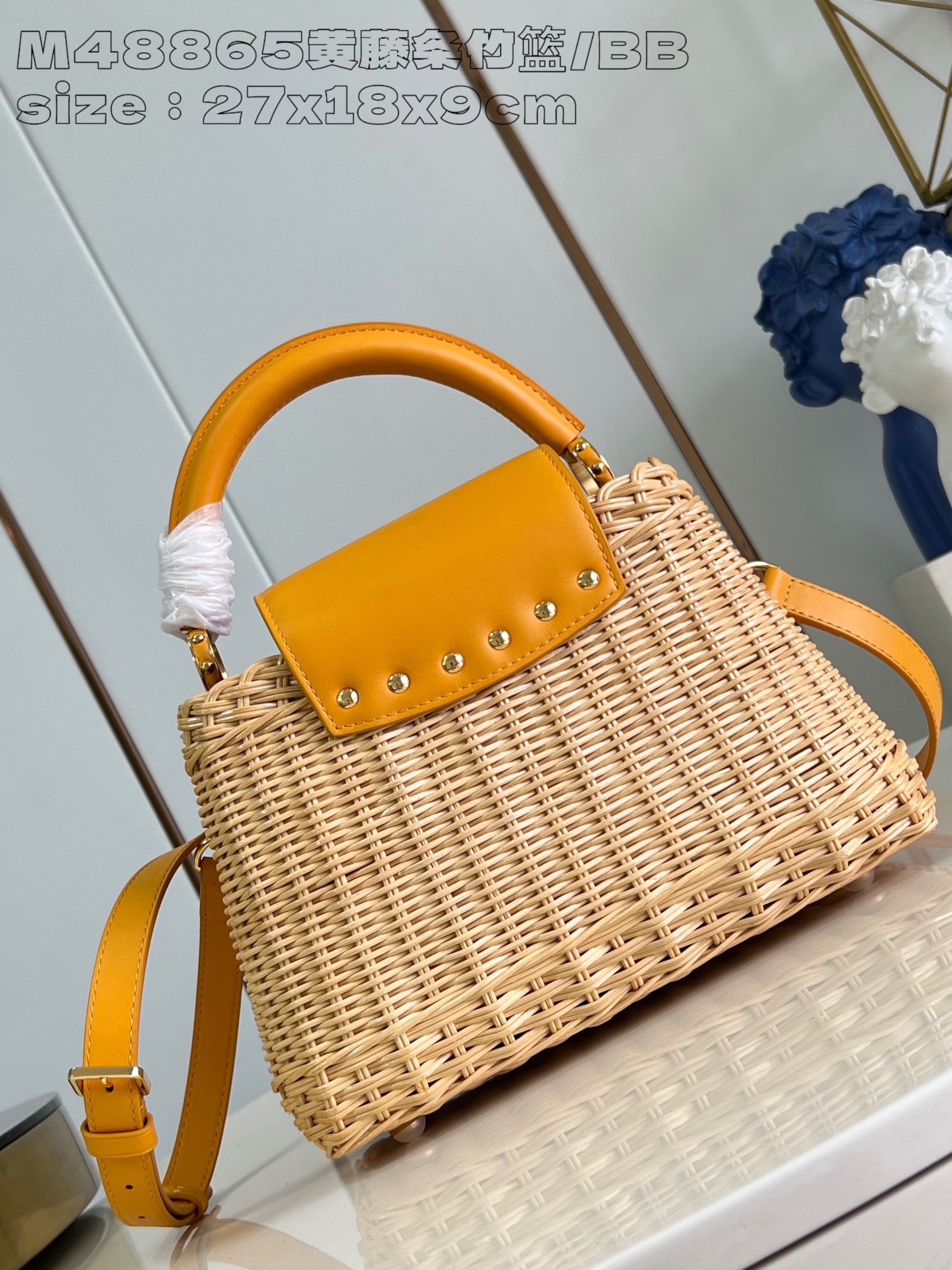 P2400 Replica M48865 Yellow Rattan Bamboo Basket/Small This Capucines BB handbag is made of rattan soaked in water to soften the rattan and then hand-woven for three hours to achieve the classic shape Cowhide leather shapes the flap and the top handle Removable and adjustable slim leather shoulder strap for carrying over the shoulder or across the body 27 x 17 x 14cm (L x H x W)