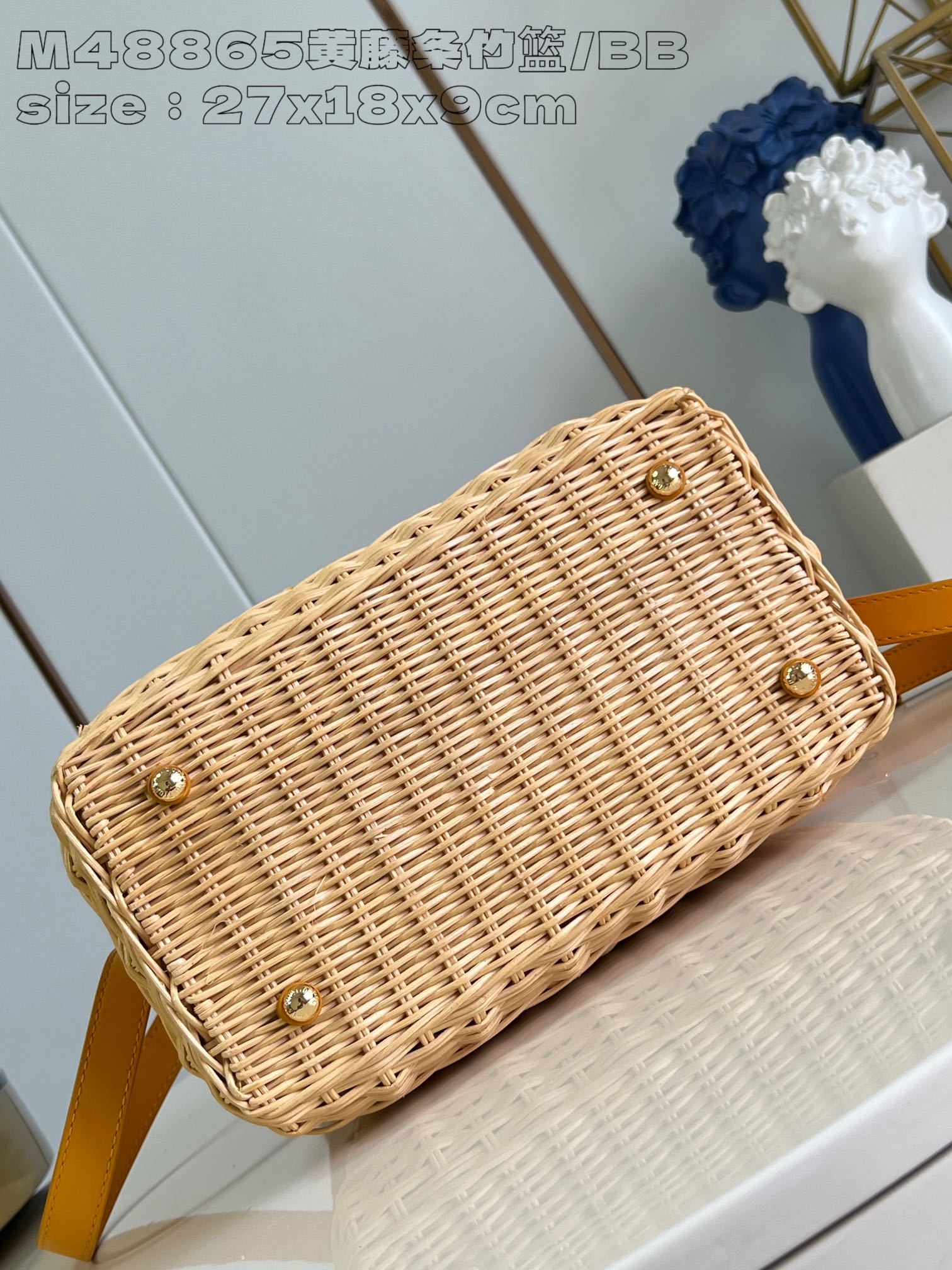 P2400 Replica M48865 Yellow Rattan Bamboo Basket/Small This Capucines BB handbag is made of rattan soaked in water to soften the rattan and then hand-woven for three hours to achieve the classic shape Cowhide leather shapes the flap and the top handle Removable and adjustable slim leather shoulder strap for carrying over the shoulder or across the body 27 x 17 x 14cm (L x H x W)