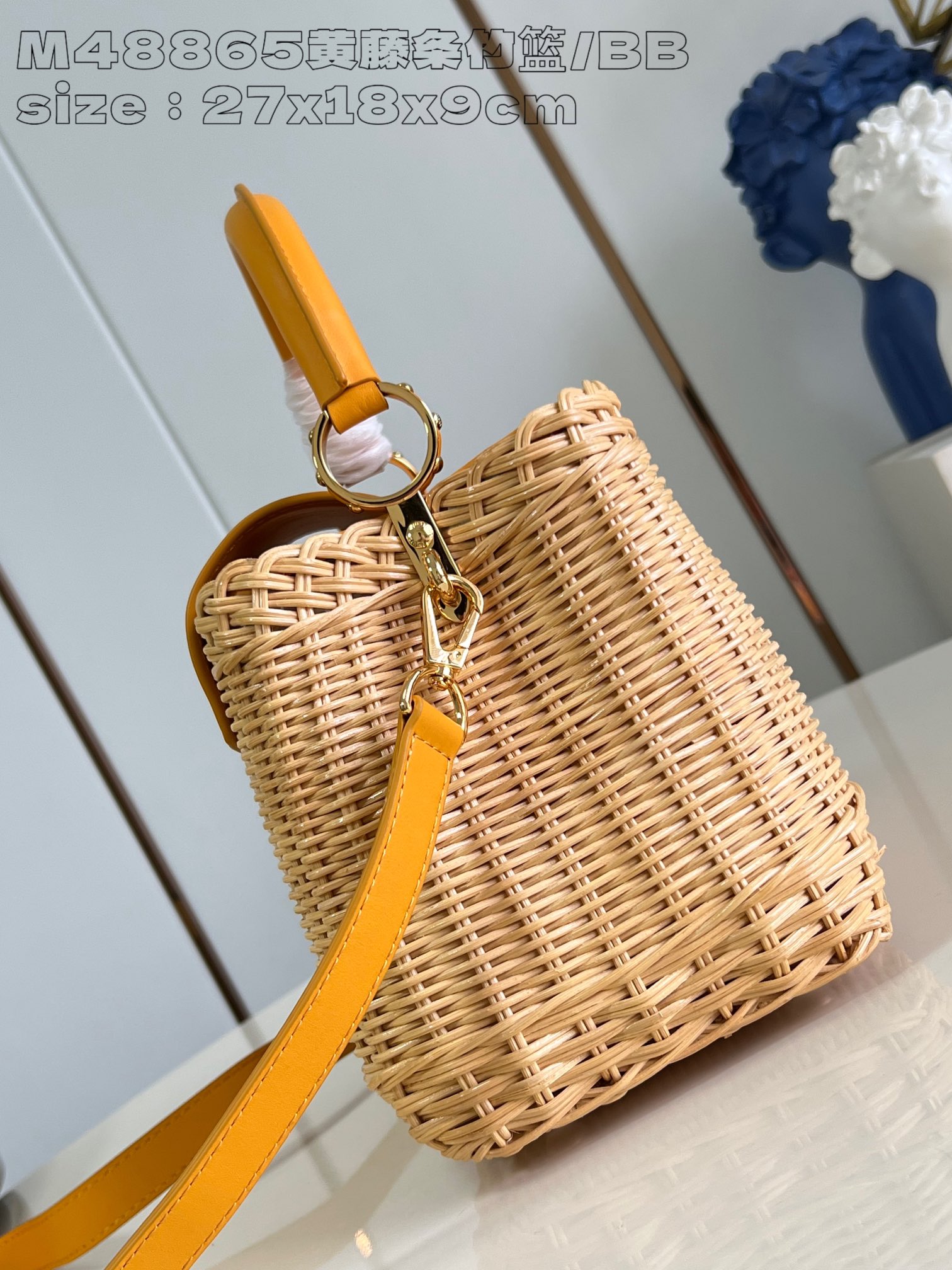 P2400 Replica M48865 Yellow Rattan Bamboo Basket/Small This Capucines BB handbag is made of rattan soaked in water to soften the rattan and then hand-woven for three hours to achieve the classic shape Cowhide leather shapes the flap and the top handle Removable and adjustable slim leather shoulder strap for carrying over the shoulder or across the body 27 x 17 x 14cm (L x H x W)
