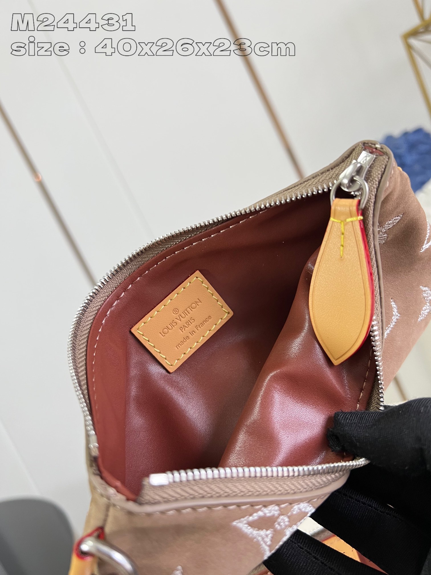 P2900 M24431 Brushed and Embroidered Almond Leather The Speedy P18 Bandoulière 40 Monogram Leather is a soft grained cowhide wrapped in sheepskin lined with a silk-screened Monogram pattern for a misty, canvas-printed look that speaks to Creative Director Pharrell Williams's new seasonal vision. 40 x 26 x 23 cm (L x H x W). 23 cm (L x H x W)This item is too large to be packaged.