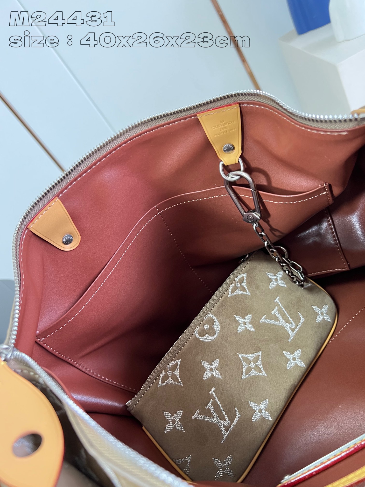 P2900 M24431 Brushed and Embroidered Almond Leather The Speedy P18 Bandoulière 40 Monogram Leather is a soft grained cowhide wrapped in sheepskin lined with a silk-screened Monogram pattern for a misty, canvas-printed look that speaks to Creative Director Pharrell Williams's new seasonal vision. 40 x 26 x 23 cm (L x H x W). 23 cm (L x H x W)This item is too large to be packaged.