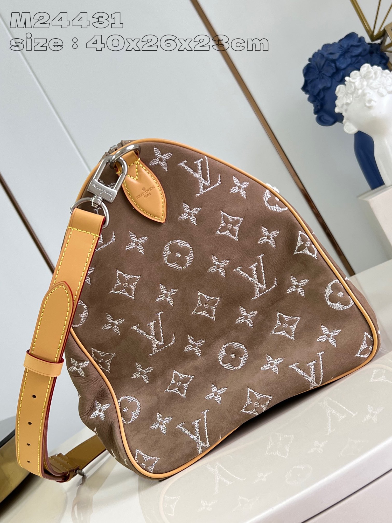 P2900 M24431 Brushed and Embroidered Almond Leather The Speedy P18 Bandoulière 40 Monogram Leather is a soft grained cowhide wrapped in sheepskin lined with a silk-screened Monogram pattern for a misty, canvas-printed look that speaks to Creative Director Pharrell Williams's new seasonal vision. 40 x 26 x 23 cm (L x H x W). 23 cm (L x H x W)This item is too large to be packaged.