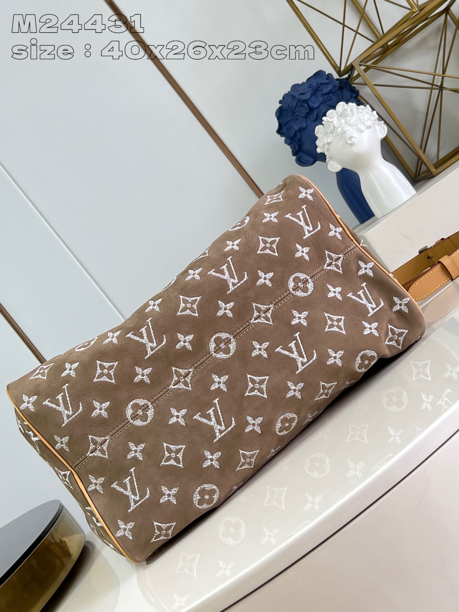 P2900 M24431 Brushed and Embroidered Almond Leather The Speedy P18 Bandoulière 40 Monogram Leather is a soft grained cowhide wrapped in sheepskin lined with a silk-screened Monogram pattern for a misty, canvas-printed look that speaks to Creative Director Pharrell Williams's new seasonal vision. 40 x 26 x 23 cm (L x H x W). 23 cm (L x H x W)This item is too large to be packaged.